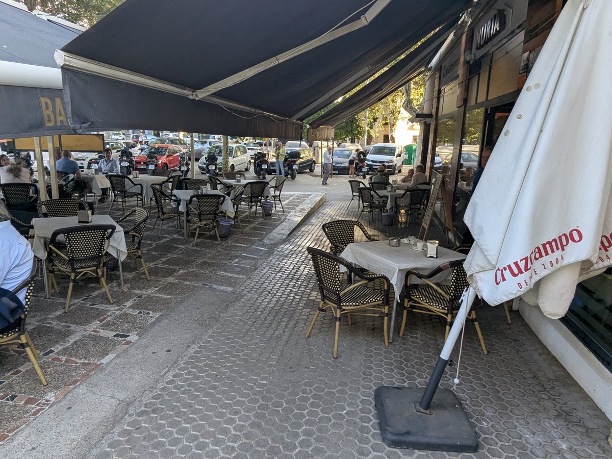 JLHseguio's tweet photo. Bar Nuria y entorno. Esta es la impunidad que propicia este @Ayto_Sevilla ... Un disparate. https://t.co/30VDCDZbZu