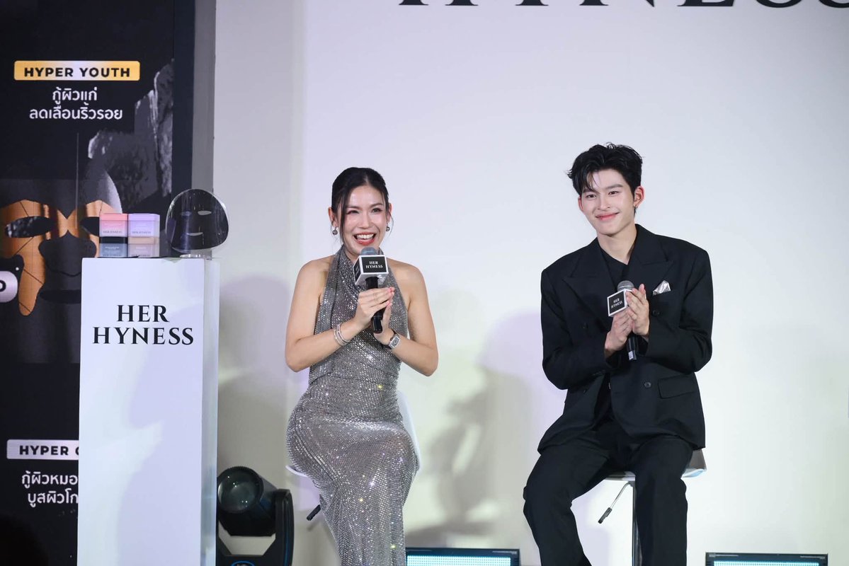 CM2Connect's tweet photo. เปิดตัว ปอนด์ ณราวิชญ์  Brand Ambassador ชายคนแรก HER HYNESS
 ส่งต่อ “มาส์กและโทนเนอร์แพดอันดับ 1 ที่ปอนด์เลือก”

￼

            กรี๊ดห้างแตก! เมื่อพระเอกหนุ่มสุดฮอต “ปอนด์-ณราวิชญ์ เลิศรัตน์โกสุมภ์” ขวัญใจสาวๆทั่วประเทศ เสิร์ฟโมเมนต์ฟินแก้มแตกในงาน “THE SCIENCE AND SOUL BEHIND NO.1 MASK”เพื่อเปิดตัวในฐานะ Brand Ambassador ชายคนแรกประจำกลุ่มผลิตภัณฑ์มาส์กและโทนเนอร์แพดของ HER HYNESS อย่างเป็นทางการ งานนี้นอกจากหนุ่มปอนด์จะมาเผยความลับผิวโกลว์ใสด้วย “มาส์กและโทนเนอร์แพดอันดับ 1 ที่ปอนด์เลือก” อย่าง HER HYNESS แล้วยังได้เปิดตัวผลิตภัณฑ์ใหม่ล่าสุด HER HYNESS HYPER TARGETED BLACK MASK นวัตกรรมใหม่สยบทุกปัญหาผิวตรงจุด พร้อมจัดเต็มทั้งโชว์ร้องเพลงสุดพิเศษ กิจกรรมสนุกๆ และ Fan Benefit แบบเอ็กซ์คลูซีฟให้แฟนๆ ได้ฟินกันถ้วนหน้า ณ ศูนย์การค้าเซ็นทรัลเวิลด์
            ปอนด์-ณราวิชญ์ เลิศรัตน์โกสุมภ์ กล่าวว่า “ปกติตารางชีวิตปอนด์ค่อนข้างแน่นมากครับ ทั้งถ่ายซีรีส์ ซ้อมเต้น ออกงานอีเวนต์ แล้วก็ออกกำลังกายเกือบทุกวัน บางวันพักผ่อนน้อย ที่สำคัญต้องเจอแสงไฟกับการแต่งหน้าตลอดเลยต้องหาไอเท็มที่ช่วยกู้ผิวให้โกลว์ใส ซึ่งก่อนจะมาเป็น Brand Ambassador ปอนด์เองใช้มาส์กและโทนเนอร์แพดของ HER HYNESS เป็นประจำอยู่แล้วครับ เพราะเป็นแบรนด์ Clean Beauty ที่อ่อนโยน ผิวแพ้ง่ายใช้ได้ และใช้แล้วเห็นผลว่าผิวดีขึ้นจริงๆ พอได้รับเกียรติให้เป็น Brand Ambassador ชายคนแรกของกลุ่มผลิตภัณฑ์มาส์กและโทนเนอร์แพดของ HER HYNESS เลยดีใจมาก ยิ่งพอได้เข้ามาทำงานร่วมกับแบรนด์ ยิ่งประทับใจ โดยเฉพาะวิธีคิด “The Science & Soul Behind No.1 MASK & TONER PAD” ทั้งมิติของ Science ที่นำเทคโนโลยีมาพัฒนาสินค้าอย่างจริงจัง และมิติของ Soul ที่ทำตามสิ่งที่ลูกค้าต้องการ โดยไม่ตามกระแส รู้สึกดีใจที่ได้ทำหน้าที่บอกต่อกับแฟนๆ ทุกเพศทุกวัยว่าเราสามารถดูแลผิวด้วยมาส์กและโทนเนอร์แพดของ HER HYNESS ได้ทุกคน”
            บรรยากาศตลอดทั้งงานยังเต็มไปด้วยความฟิน เมื่อหนุ่มปอนด์จัดเต็มโชว์ร้องเพลงพิเศษเรียกเสียงกรี๊ดสนั่นห้าง ก่อนเปิดโอกาสให้ผู้โชคดีขึ้นมาร่วมสนุกแบบ 1:1 บนเวที ทั้งเกมจับคู่สูตรมาส์กใจตรงกันที่ได้สบตากัน 10 วินาทีสุดฟิน และเกมประลองความไวในการแมตช์โทนเนอร์แพดกู้ผิว ปิดท้ายด้วยความประทับใจจากกิจกรรม Fan Benefit แบบจัดเต็ม ทั้ง Private Talk, Group Photo และถ่ายภาพ 1:1 อย่างใกล้ชิด
            นอกจากนั้น แฟนๆ ยังได้ร่วมโมเมนต์สุดเซอร์ไพรส์ที่ HER HYNESS มอบของขวัญสุดพิเศษที่ทำเอาปอนด์ได้มีความสุขไปพร้อมกับแฟนๆ ที่มาร่วมแสดงความยินดีด้วย
            พร้อมกันนี้ยังมีการเปิดตัวผลิตภัณฑ์ใหม่ล่าสุดเพื่อตอกย้ำความเป็นอันดับ 1 อย่าง HER HYNESS HYPER TARGETED BLACK MASK มิติใหม่ของการมาส์กหน้าด้วย BINCHOPLATINUM™ ผสานกับ MICRO-SEALED™ TECHNOLOGY ที่ช่วยเพิ่มประสิทธิภาพการซึมผ่านของสารบำรุงให้ลงลึกขึ้นถึง 10.5 เท่า กู้ผิวตรงจุดจบใน 40 นาที กับ 4 สูตรเพื่อตอบโจทย์ 4 ปัญหาผิว ได้แก่ HYPER GLOW (กู้ผิวหมองคล้ำ บูสผิวโกลว์ใส), HYPER YOUTH (กู้ผิวแก่ ลดเลือนริ้วรอย), HYPER CLEAR (กู้ผิวเป็นสิว ลดผิวมัน กระชับรูขุมขน) และ HYPER RESCUE (กู้ผิวแพ้ง่าย บูสเกราะป้องกันผิว) ให้แฟนๆได้บูสพลังกู้ปัญหาผิวไปด้วยกัน
            ร่วมสัมผัส "มาส์กและโทนเนอร์แพดที่ดีที่สุดของปอนด์" ได้แล้ววันนี้ที่ HER HYNESS Beauty Bar, Watsons, EVEANDBOY, BEAUTRIUM และ KIS และช่องทางออนไลน์ Shopee, Lazada, TikTok Shop  และ https://t.co/TXEGy0P1dF พร้อมติดตามกิจกรรมสุดพิเศษร่วมกับ ปอนด์-ณราวิชญ์ ได้ที่โซเชียลมีเดียของ HER HYNESS ทุกช่องทาง

#HerHynessNo1Mask #HerHynessxPond