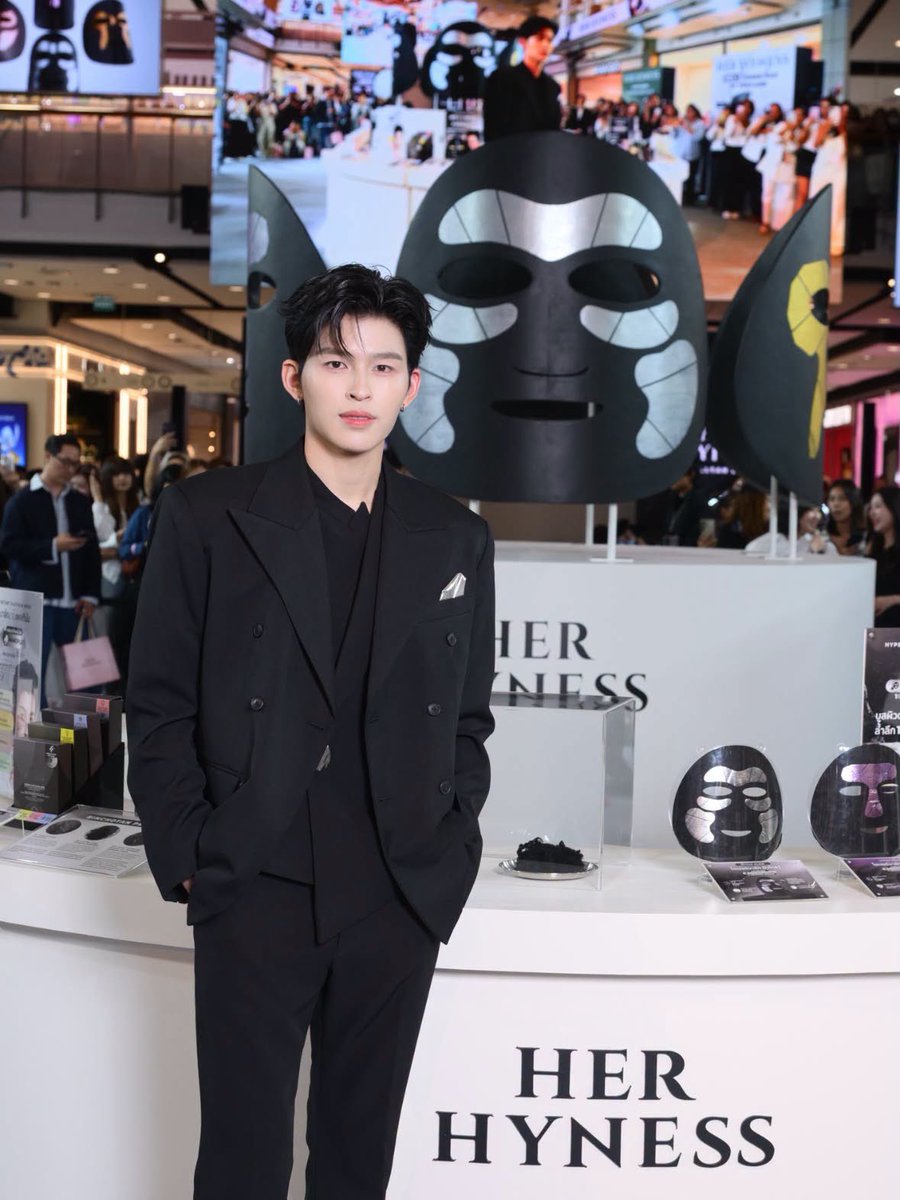 CM2Connect's tweet photo. เปิดตัว ปอนด์ ณราวิชญ์  Brand Ambassador ชายคนแรก HER HYNESS
 ส่งต่อ “มาส์กและโทนเนอร์แพดอันดับ 1 ที่ปอนด์เลือก”

￼

            กรี๊ดห้างแตก! เมื่อพระเอกหนุ่มสุดฮอต “ปอนด์-ณราวิชญ์ เลิศรัตน์โกสุมภ์” ขวัญใจสาวๆทั่วประเทศ เสิร์ฟโมเมนต์ฟินแก้มแตกในงาน “THE SCIENCE AND SOUL BEHIND NO.1 MASK”เพื่อเปิดตัวในฐานะ Brand Ambassador ชายคนแรกประจำกลุ่มผลิตภัณฑ์มาส์กและโทนเนอร์แพดของ HER HYNESS อย่างเป็นทางการ งานนี้นอกจากหนุ่มปอนด์จะมาเผยความลับผิวโกลว์ใสด้วย “มาส์กและโทนเนอร์แพดอันดับ 1 ที่ปอนด์เลือก” อย่าง HER HYNESS แล้วยังได้เปิดตัวผลิตภัณฑ์ใหม่ล่าสุด HER HYNESS HYPER TARGETED BLACK MASK นวัตกรรมใหม่สยบทุกปัญหาผิวตรงจุด พร้อมจัดเต็มทั้งโชว์ร้องเพลงสุดพิเศษ กิจกรรมสนุกๆ และ Fan Benefit แบบเอ็กซ์คลูซีฟให้แฟนๆ ได้ฟินกันถ้วนหน้า ณ ศูนย์การค้าเซ็นทรัลเวิลด์
            ปอนด์-ณราวิชญ์ เลิศรัตน์โกสุมภ์ กล่าวว่า “ปกติตารางชีวิตปอนด์ค่อนข้างแน่นมากครับ ทั้งถ่ายซีรีส์ ซ้อมเต้น ออกงานอีเวนต์ แล้วก็ออกกำลังกายเกือบทุกวัน บางวันพักผ่อนน้อย ที่สำคัญต้องเจอแสงไฟกับการแต่งหน้าตลอดเลยต้องหาไอเท็มที่ช่วยกู้ผิวให้โกลว์ใส ซึ่งก่อนจะมาเป็น Brand Ambassador ปอนด์เองใช้มาส์กและโทนเนอร์แพดของ HER HYNESS เป็นประจำอยู่แล้วครับ เพราะเป็นแบรนด์ Clean Beauty ที่อ่อนโยน ผิวแพ้ง่ายใช้ได้ และใช้แล้วเห็นผลว่าผิวดีขึ้นจริงๆ พอได้รับเกียรติให้เป็น Brand Ambassador ชายคนแรกของกลุ่มผลิตภัณฑ์มาส์กและโทนเนอร์แพดของ HER HYNESS เลยดีใจมาก ยิ่งพอได้เข้ามาทำงานร่วมกับแบรนด์ ยิ่งประทับใจ โดยเฉพาะวิธีคิด “The Science & Soul Behind No.1 MASK & TONER PAD” ทั้งมิติของ Science ที่นำเทคโนโลยีมาพัฒนาสินค้าอย่างจริงจัง และมิติของ Soul ที่ทำตามสิ่งที่ลูกค้าต้องการ โดยไม่ตามกระแส รู้สึกดีใจที่ได้ทำหน้าที่บอกต่อกับแฟนๆ ทุกเพศทุกวัยว่าเราสามารถดูแลผิวด้วยมาส์กและโทนเนอร์แพดของ HER HYNESS ได้ทุกคน”
            บรรยากาศตลอดทั้งงานยังเต็มไปด้วยความฟิน เมื่อหนุ่มปอนด์จัดเต็มโชว์ร้องเพลงพิเศษเรียกเสียงกรี๊ดสนั่นห้าง ก่อนเปิดโอกาสให้ผู้โชคดีขึ้นมาร่วมสนุกแบบ 1:1 บนเวที ทั้งเกมจับคู่สูตรมาส์กใจตรงกันที่ได้สบตากัน 10 วินาทีสุดฟิน และเกมประลองความไวในการแมตช์โทนเนอร์แพดกู้ผิว ปิดท้ายด้วยความประทับใจจากกิจกรรม Fan Benefit แบบจัดเต็ม ทั้ง Private Talk, Group Photo และถ่ายภาพ 1:1 อย่างใกล้ชิด
            นอกจากนั้น แฟนๆ ยังได้ร่วมโมเมนต์สุดเซอร์ไพรส์ที่ HER HYNESS มอบของขวัญสุดพิเศษที่ทำเอาปอนด์ได้มีความสุขไปพร้อมกับแฟนๆ ที่มาร่วมแสดงความยินดีด้วย
            พร้อมกันนี้ยังมีการเปิดตัวผลิตภัณฑ์ใหม่ล่าสุดเพื่อตอกย้ำความเป็นอันดับ 1 อย่าง HER HYNESS HYPER TARGETED BLACK MASK มิติใหม่ของการมาส์กหน้าด้วย BINCHOPLATINUM™ ผสานกับ MICRO-SEALED™ TECHNOLOGY ที่ช่วยเพิ่มประสิทธิภาพการซึมผ่านของสารบำรุงให้ลงลึกขึ้นถึง 10.5 เท่า กู้ผิวตรงจุดจบใน 40 นาที กับ 4 สูตรเพื่อตอบโจทย์ 4 ปัญหาผิว ได้แก่ HYPER GLOW (กู้ผิวหมองคล้ำ บูสผิวโกลว์ใส), HYPER YOUTH (กู้ผิวแก่ ลดเลือนริ้วรอย), HYPER CLEAR (กู้ผิวเป็นสิว ลดผิวมัน กระชับรูขุมขน) และ HYPER RESCUE (กู้ผิวแพ้ง่าย บูสเกราะป้องกันผิว) ให้แฟนๆได้บูสพลังกู้ปัญหาผิวไปด้วยกัน
            ร่วมสัมผัส "มาส์กและโทนเนอร์แพดที่ดีที่สุดของปอนด์" ได้แล้ววันนี้ที่ HER HYNESS Beauty Bar, Watsons, EVEANDBOY, BEAUTRIUM และ KIS และช่องทางออนไลน์ Shopee, Lazada, TikTok Shop  และ https://t.co/TXEGy0P1dF พร้อมติดตามกิจกรรมสุดพิเศษร่วมกับ ปอนด์-ณราวิชญ์ ได้ที่โซเชียลมีเดียของ HER HYNESS ทุกช่องทาง

#HerHynessNo1Mask #HerHynessxPond