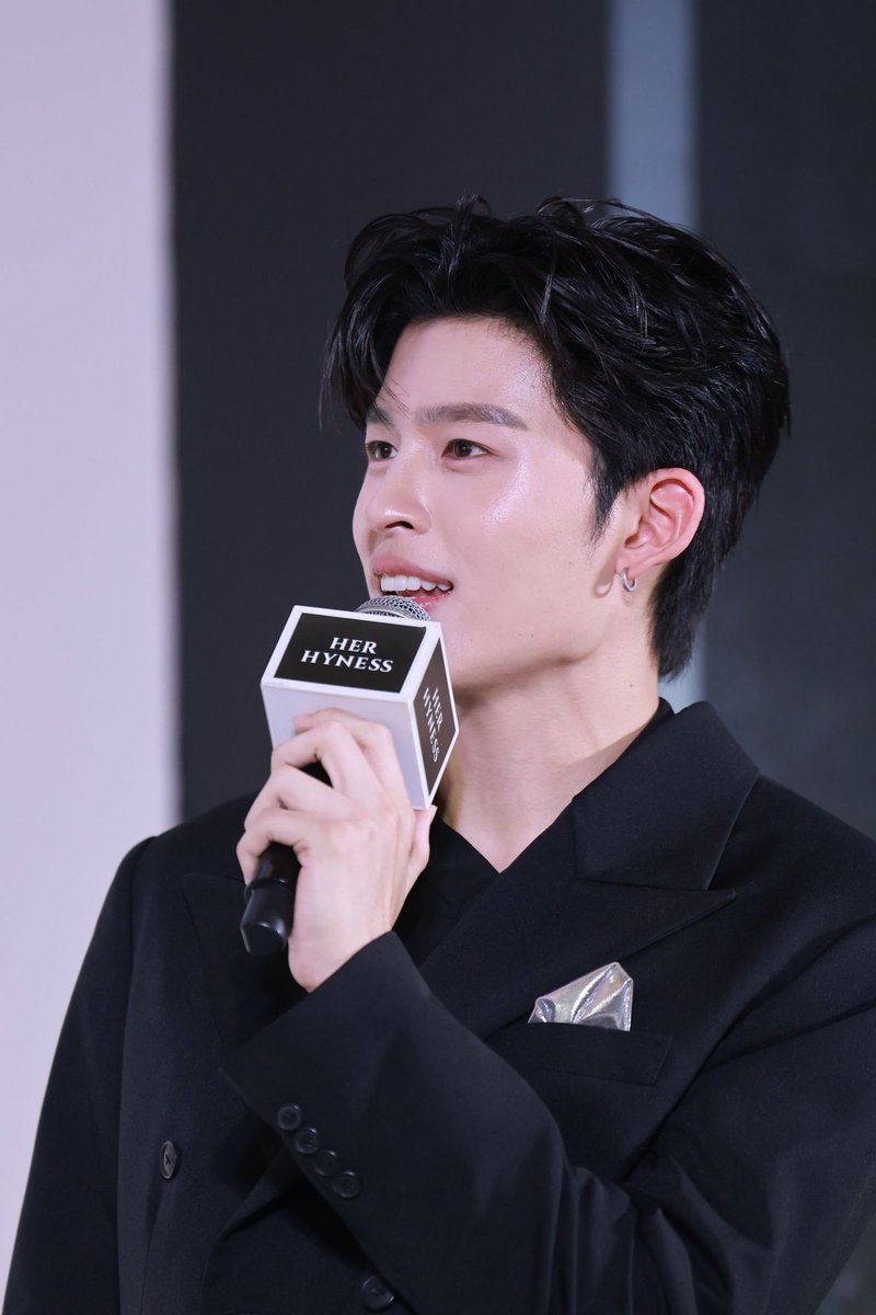 CM2Connect's tweet photo. เปิดตัว ปอนด์ ณราวิชญ์  Brand Ambassador ชายคนแรก HER HYNESS
 ส่งต่อ “มาส์กและโทนเนอร์แพดอันดับ 1 ที่ปอนด์เลือก”

￼

            กรี๊ดห้างแตก! เมื่อพระเอกหนุ่มสุดฮอต “ปอนด์-ณราวิชญ์ เลิศรัตน์โกสุมภ์” ขวัญใจสาวๆทั่วประเทศ เสิร์ฟโมเมนต์ฟินแก้มแตกในงาน “THE SCIENCE AND SOUL BEHIND NO.1 MASK”เพื่อเปิดตัวในฐานะ Brand Ambassador ชายคนแรกประจำกลุ่มผลิตภัณฑ์มาส์กและโทนเนอร์แพดของ HER HYNESS อย่างเป็นทางการ งานนี้นอกจากหนุ่มปอนด์จะมาเผยความลับผิวโกลว์ใสด้วย “มาส์กและโทนเนอร์แพดอันดับ 1 ที่ปอนด์เลือก” อย่าง HER HYNESS แล้วยังได้เปิดตัวผลิตภัณฑ์ใหม่ล่าสุด HER HYNESS HYPER TARGETED BLACK MASK นวัตกรรมใหม่สยบทุกปัญหาผิวตรงจุด พร้อมจัดเต็มทั้งโชว์ร้องเพลงสุดพิเศษ กิจกรรมสนุกๆ และ Fan Benefit แบบเอ็กซ์คลูซีฟให้แฟนๆ ได้ฟินกันถ้วนหน้า ณ ศูนย์การค้าเซ็นทรัลเวิลด์
            ปอนด์-ณราวิชญ์ เลิศรัตน์โกสุมภ์ กล่าวว่า “ปกติตารางชีวิตปอนด์ค่อนข้างแน่นมากครับ ทั้งถ่ายซีรีส์ ซ้อมเต้น ออกงานอีเวนต์ แล้วก็ออกกำลังกายเกือบทุกวัน บางวันพักผ่อนน้อย ที่สำคัญต้องเจอแสงไฟกับการแต่งหน้าตลอดเลยต้องหาไอเท็มที่ช่วยกู้ผิวให้โกลว์ใส ซึ่งก่อนจะมาเป็น Brand Ambassador ปอนด์เองใช้มาส์กและโทนเนอร์แพดของ HER HYNESS เป็นประจำอยู่แล้วครับ เพราะเป็นแบรนด์ Clean Beauty ที่อ่อนโยน ผิวแพ้ง่ายใช้ได้ และใช้แล้วเห็นผลว่าผิวดีขึ้นจริงๆ พอได้รับเกียรติให้เป็น Brand Ambassador ชายคนแรกของกลุ่มผลิตภัณฑ์มาส์กและโทนเนอร์แพดของ HER HYNESS เลยดีใจมาก ยิ่งพอได้เข้ามาทำงานร่วมกับแบรนด์ ยิ่งประทับใจ โดยเฉพาะวิธีคิด “The Science & Soul Behind No.1 MASK & TONER PAD” ทั้งมิติของ Science ที่นำเทคโนโลยีมาพัฒนาสินค้าอย่างจริงจัง และมิติของ Soul ที่ทำตามสิ่งที่ลูกค้าต้องการ โดยไม่ตามกระแส รู้สึกดีใจที่ได้ทำหน้าที่บอกต่อกับแฟนๆ ทุกเพศทุกวัยว่าเราสามารถดูแลผิวด้วยมาส์กและโทนเนอร์แพดของ HER HYNESS ได้ทุกคน”
            บรรยากาศตลอดทั้งงานยังเต็มไปด้วยความฟิน เมื่อหนุ่มปอนด์จัดเต็มโชว์ร้องเพลงพิเศษเรียกเสียงกรี๊ดสนั่นห้าง ก่อนเปิดโอกาสให้ผู้โชคดีขึ้นมาร่วมสนุกแบบ 1:1 บนเวที ทั้งเกมจับคู่สูตรมาส์กใจตรงกันที่ได้สบตากัน 10 วินาทีสุดฟิน และเกมประลองความไวในการแมตช์โทนเนอร์แพดกู้ผิว ปิดท้ายด้วยความประทับใจจากกิจกรรม Fan Benefit แบบจัดเต็ม ทั้ง Private Talk, Group Photo และถ่ายภาพ 1:1 อย่างใกล้ชิด
            นอกจากนั้น แฟนๆ ยังได้ร่วมโมเมนต์สุดเซอร์ไพรส์ที่ HER HYNESS มอบของขวัญสุดพิเศษที่ทำเอาปอนด์ได้มีความสุขไปพร้อมกับแฟนๆ ที่มาร่วมแสดงความยินดีด้วย
            พร้อมกันนี้ยังมีการเปิดตัวผลิตภัณฑ์ใหม่ล่าสุดเพื่อตอกย้ำความเป็นอันดับ 1 อย่าง HER HYNESS HYPER TARGETED BLACK MASK มิติใหม่ของการมาส์กหน้าด้วย BINCHOPLATINUM™ ผสานกับ MICRO-SEALED™ TECHNOLOGY ที่ช่วยเพิ่มประสิทธิภาพการซึมผ่านของสารบำรุงให้ลงลึกขึ้นถึง 10.5 เท่า กู้ผิวตรงจุดจบใน 40 นาที กับ 4 สูตรเพื่อตอบโจทย์ 4 ปัญหาผิว ได้แก่ HYPER GLOW (กู้ผิวหมองคล้ำ บูสผิวโกลว์ใส), HYPER YOUTH (กู้ผิวแก่ ลดเลือนริ้วรอย), HYPER CLEAR (กู้ผิวเป็นสิว ลดผิวมัน กระชับรูขุมขน) และ HYPER RESCUE (กู้ผิวแพ้ง่าย บูสเกราะป้องกันผิว) ให้แฟนๆได้บูสพลังกู้ปัญหาผิวไปด้วยกัน
            ร่วมสัมผัส "มาส์กและโทนเนอร์แพดที่ดีที่สุดของปอนด์" ได้แล้ววันนี้ที่ HER HYNESS Beauty Bar, Watsons, EVEANDBOY, BEAUTRIUM และ KIS และช่องทางออนไลน์ Shopee, Lazada, TikTok Shop  และ https://t.co/TXEGy0P1dF พร้อมติดตามกิจกรรมสุดพิเศษร่วมกับ ปอนด์-ณราวิชญ์ ได้ที่โซเชียลมีเดียของ HER HYNESS ทุกช่องทาง

#HerHynessNo1Mask #HerHynessxPond