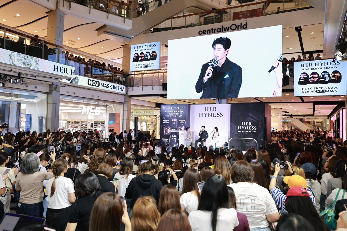 CM2Connect's tweet photo. เปิดตัว ปอนด์ ณราวิชญ์  Brand Ambassador ชายคนแรก HER HYNESS
 ส่งต่อ “มาส์กและโทนเนอร์แพดอันดับ 1 ที่ปอนด์เลือก”

￼

            กรี๊ดห้างแตก! เมื่อพระเอกหนุ่มสุดฮอต “ปอนด์-ณราวิชญ์ เลิศรัตน์โกสุมภ์” ขวัญใจสาวๆทั่วประเทศ เสิร์ฟโมเมนต์ฟินแก้มแตกในงาน “THE SCIENCE AND SOUL BEHIND NO.1 MASK”เพื่อเปิดตัวในฐานะ Brand Ambassador ชายคนแรกประจำกลุ่มผลิตภัณฑ์มาส์กและโทนเนอร์แพดของ HER HYNESS อย่างเป็นทางการ งานนี้นอกจากหนุ่มปอนด์จะมาเผยความลับผิวโกลว์ใสด้วย “มาส์กและโทนเนอร์แพดอันดับ 1 ที่ปอนด์เลือก” อย่าง HER HYNESS แล้วยังได้เปิดตัวผลิตภัณฑ์ใหม่ล่าสุด HER HYNESS HYPER TARGETED BLACK MASK นวัตกรรมใหม่สยบทุกปัญหาผิวตรงจุด พร้อมจัดเต็มทั้งโชว์ร้องเพลงสุดพิเศษ กิจกรรมสนุกๆ และ Fan Benefit แบบเอ็กซ์คลูซีฟให้แฟนๆ ได้ฟินกันถ้วนหน้า ณ ศูนย์การค้าเซ็นทรัลเวิลด์
            ปอนด์-ณราวิชญ์ เลิศรัตน์โกสุมภ์ กล่าวว่า “ปกติตารางชีวิตปอนด์ค่อนข้างแน่นมากครับ ทั้งถ่ายซีรีส์ ซ้อมเต้น ออกงานอีเวนต์ แล้วก็ออกกำลังกายเกือบทุกวัน บางวันพักผ่อนน้อย ที่สำคัญต้องเจอแสงไฟกับการแต่งหน้าตลอดเลยต้องหาไอเท็มที่ช่วยกู้ผิวให้โกลว์ใส ซึ่งก่อนจะมาเป็น Brand Ambassador ปอนด์เองใช้มาส์กและโทนเนอร์แพดของ HER HYNESS เป็นประจำอยู่แล้วครับ เพราะเป็นแบรนด์ Clean Beauty ที่อ่อนโยน ผิวแพ้ง่ายใช้ได้ และใช้แล้วเห็นผลว่าผิวดีขึ้นจริงๆ พอได้รับเกียรติให้เป็น Brand Ambassador ชายคนแรกของกลุ่มผลิตภัณฑ์มาส์กและโทนเนอร์แพดของ HER HYNESS เลยดีใจมาก ยิ่งพอได้เข้ามาทำงานร่วมกับแบรนด์ ยิ่งประทับใจ โดยเฉพาะวิธีคิด “The Science & Soul Behind No.1 MASK & TONER PAD” ทั้งมิติของ Science ที่นำเทคโนโลยีมาพัฒนาสินค้าอย่างจริงจัง และมิติของ Soul ที่ทำตามสิ่งที่ลูกค้าต้องการ โดยไม่ตามกระแส รู้สึกดีใจที่ได้ทำหน้าที่บอกต่อกับแฟนๆ ทุกเพศทุกวัยว่าเราสามารถดูแลผิวด้วยมาส์กและโทนเนอร์แพดของ HER HYNESS ได้ทุกคน”
            บรรยากาศตลอดทั้งงานยังเต็มไปด้วยความฟิน เมื่อหนุ่มปอนด์จัดเต็มโชว์ร้องเพลงพิเศษเรียกเสียงกรี๊ดสนั่นห้าง ก่อนเปิดโอกาสให้ผู้โชคดีขึ้นมาร่วมสนุกแบบ 1:1 บนเวที ทั้งเกมจับคู่สูตรมาส์กใจตรงกันที่ได้สบตากัน 10 วินาทีสุดฟิน และเกมประลองความไวในการแมตช์โทนเนอร์แพดกู้ผิว ปิดท้ายด้วยความประทับใจจากกิจกรรม Fan Benefit แบบจัดเต็ม ทั้ง Private Talk, Group Photo และถ่ายภาพ 1:1 อย่างใกล้ชิด
            นอกจากนั้น แฟนๆ ยังได้ร่วมโมเมนต์สุดเซอร์ไพรส์ที่ HER HYNESS มอบของขวัญสุดพิเศษที่ทำเอาปอนด์ได้มีความสุขไปพร้อมกับแฟนๆ ที่มาร่วมแสดงความยินดีด้วย
            พร้อมกันนี้ยังมีการเปิดตัวผลิตภัณฑ์ใหม่ล่าสุดเพื่อตอกย้ำความเป็นอันดับ 1 อย่าง HER HYNESS HYPER TARGETED BLACK MASK มิติใหม่ของการมาส์กหน้าด้วย BINCHOPLATINUM™ ผสานกับ MICRO-SEALED™ TECHNOLOGY ที่ช่วยเพิ่มประสิทธิภาพการซึมผ่านของสารบำรุงให้ลงลึกขึ้นถึง 10.5 เท่า กู้ผิวตรงจุดจบใน 40 นาที กับ 4 สูตรเพื่อตอบโจทย์ 4 ปัญหาผิว ได้แก่ HYPER GLOW (กู้ผิวหมองคล้ำ บูสผิวโกลว์ใส), HYPER YOUTH (กู้ผิวแก่ ลดเลือนริ้วรอย), HYPER CLEAR (กู้ผิวเป็นสิว ลดผิวมัน กระชับรูขุมขน) และ HYPER RESCUE (กู้ผิวแพ้ง่าย บูสเกราะป้องกันผิว) ให้แฟนๆได้บูสพลังกู้ปัญหาผิวไปด้วยกัน
            ร่วมสัมผัส "มาส์กและโทนเนอร์แพดที่ดีที่สุดของปอนด์" ได้แล้ววันนี้ที่ HER HYNESS Beauty Bar, Watsons, EVEANDBOY, BEAUTRIUM และ KIS และช่องทางออนไลน์ Shopee, Lazada, TikTok Shop  และ https://t.co/TXEGy0P1dF พร้อมติดตามกิจกรรมสุดพิเศษร่วมกับ ปอนด์-ณราวิชญ์ ได้ที่โซเชียลมีเดียของ HER HYNESS ทุกช่องทาง

#HerHynessNo1Mask #HerHynessxPond