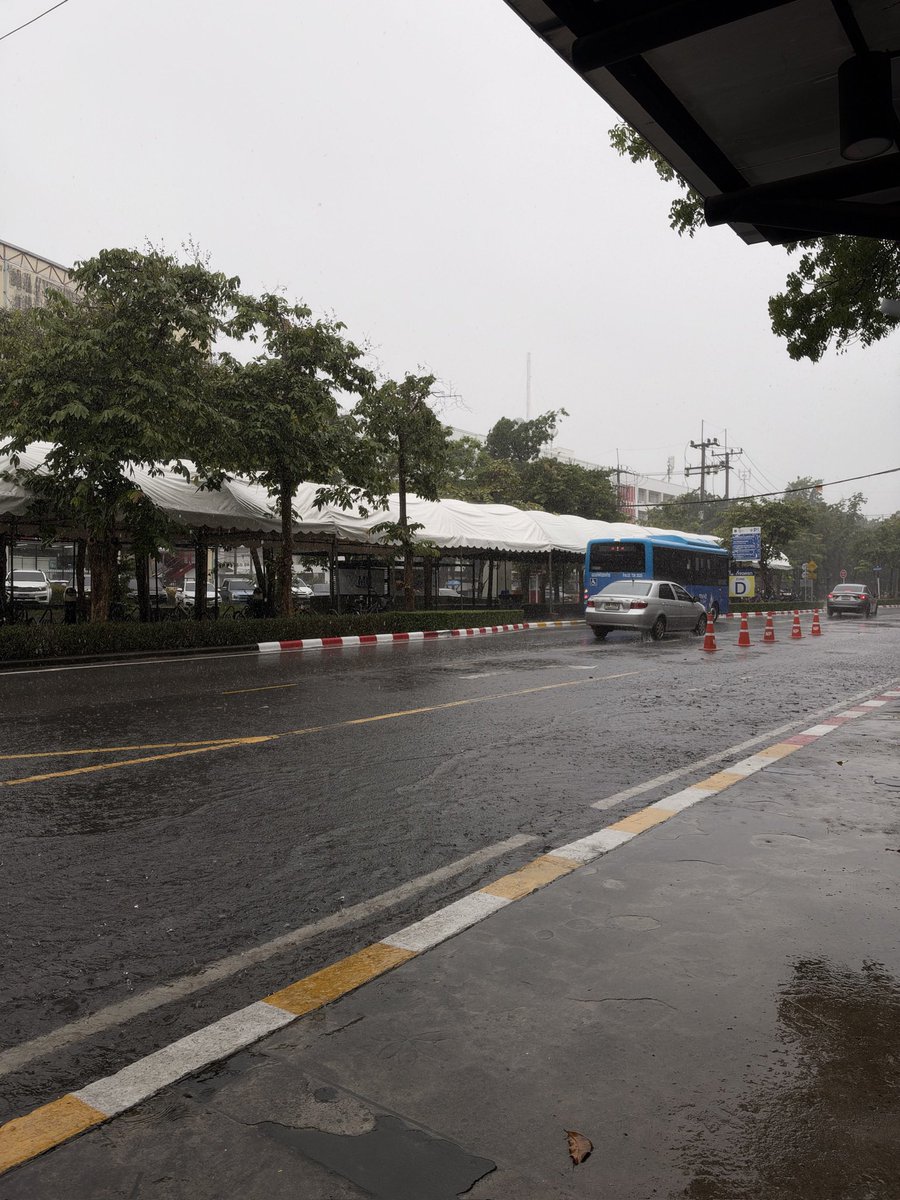 NoRdorNORD's tweet photo. ฝนตกอีกเเล้ว คืนนี้ช่างหนาวกว่าคืนไหนๆ https://t.co/ct29vAwxbz