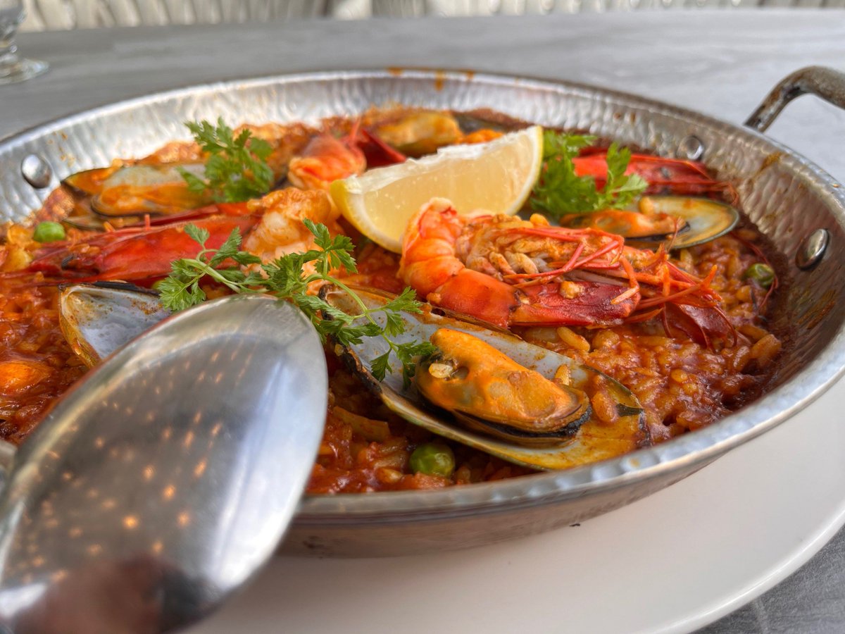 CyrilCurnutt's tweet photo. Hoy probé paella valenciana auténtica con marisco fresco, sabor que viaja directamente a Espaa! https://t.co/Hi1HIQzrx8