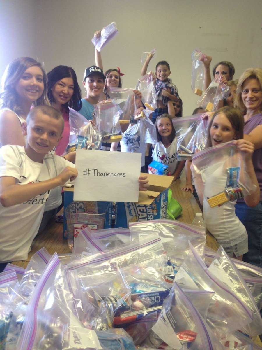 Thane_Rivers01's tweet photo. Today my team and I stepped out to give back. Small food packages, big smiles. Grateful we could put food on a few more tables and  put smile on some faces . Charity isn't about how much you give, it's about showing up. 🙏❤️ #GiveBack #Charity #Thanecares https://t.co/59jruw6Nyp