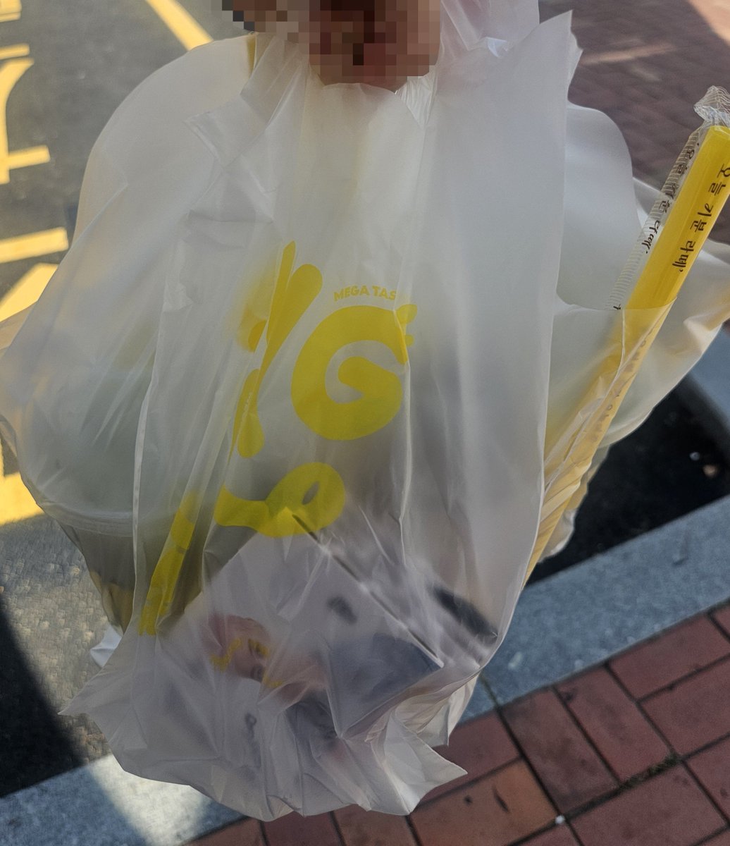 formylxcky's tweet photo. #메가커피감동실화
음료 여러 잔 주문하면서 요청사항에 엔시티컵홀더잇으면부탁드립니다..라고 적엇는데 멤버별로 봉투에 담아서 주심...😭😭😭😭 솔직히 음료에 끼워주실까봐 걱정햇는데 음료에는 손흥민 끼워쥬심 
ㅈㅉ 사랑합니다🫰🏻🫰🏻🫰🏻🫰🏻🫰🏻💚 https://t.co/FEzutnRfl1