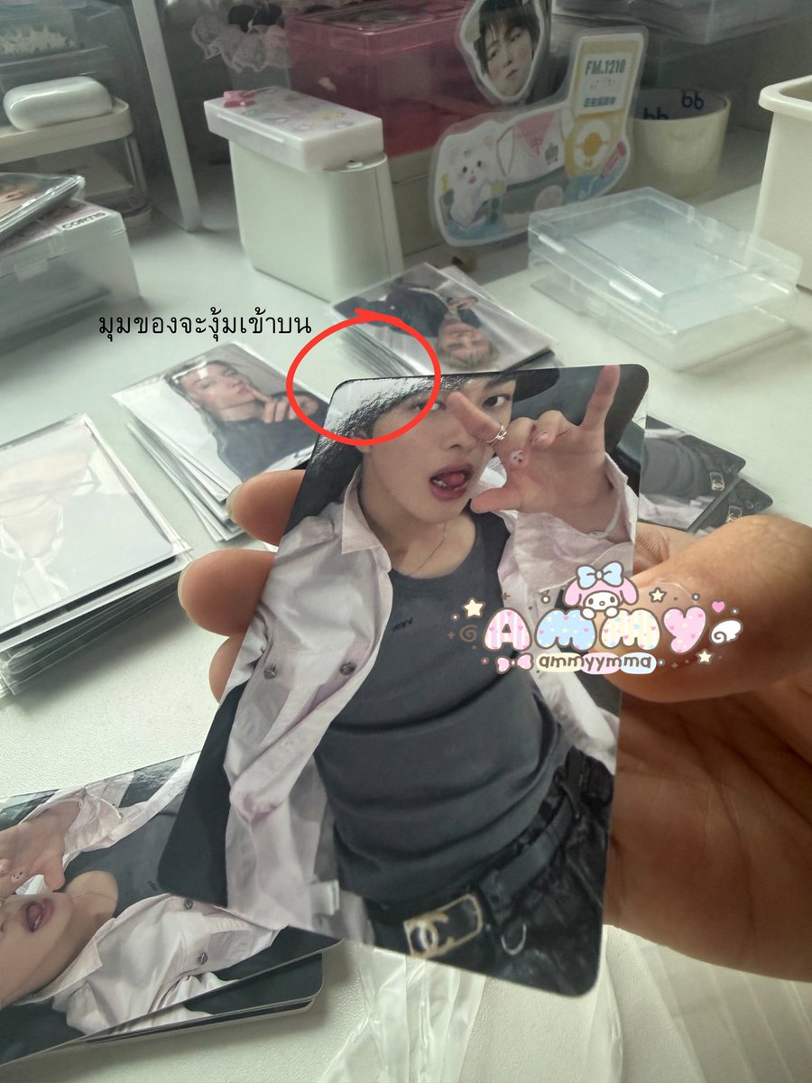 _ammyymma's tweet photo. สวัสดีค่ะ 🩷

เนื่องจากทางร้านได้รับการ์ด YZY Lucky Draw 5.0 มา และได้สังเกตเห็นความแตกต่างของการ์ด จึงขออนุญาตทำโพสต์นี้ไว้เพื่อแชร์ข้อมูลและเป็นประโยชน์สำหรับลูกค้า รวมถึงเพื่อน ๆ ที่อาจกำลังตรวจสอบการ์ดรุ่นนี้อยู่นะคะ

ทางร้านอาจจะอธิบายได้ไม่ละเอียดหรือเก่งมากนัก แต่ตั้งใจอยากรวบรวมสิ่งที่สังเกตพบมาแชร์ให้ทุกคนได้เห็นความแตกต่างกันอย่างชัดเจนค่ะ 🩷

อย่างที่หลาย ๆ คนทราบกันดีว่า การ์ด YZY อาจพบความแตกต่างในเรื่องของตำแหน่งการตัด เช่น การตัดเลื่อน รวมถึงรายละเอียดบริเวณด้านหลังการ์ดที่อาจมีความแตกต่างกันค่ะ

สำหรับสิ่งที่ทางร้านสังเกตพบในครั้งนี้ คือ สีบริเวณด้านหลังการ์ด ซึ่งส่วนตัวทางร้านไม่ได้รู้สึกตกใจมากนัก เนื่องจากก่อนหน้านี้ได้ลองศึกษาข้อมูลเกี่ยวกับการ์ด YZY มาบ้าง และพบว่าสีดานหลังของการ์ดอาจมีความแตกต่างกันให้เห็นด้วยตาเปล่าค่ะ

จากการ์ดที่ทางร้านมีอยู่ จะสังเกตได้ว่า
• Online สีด้านหลังจะค่อนข้างอ่อน และออกไปทางโทนชมพู
• Offline ที่ทางร้านได้รับมา สีจะค่อนข้างเข้มกว่า
ทั้งนี้ อาจจะไม่เกี่ยวกับ online หรือ offline ซึ่งสีอาจคละปนกันไป