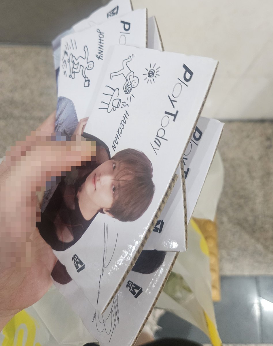 formylxcky's tweet photo. #메가커피감동실화
음료 여러 잔 주문하면서 요청사항에 엔시티컵홀더잇으면부탁드립니다..라고 적엇는데 멤버별로 봉투에 담아서 주심...😭😭😭😭 솔직히 음료에 끼워주실까봐 걱정햇는데 음료에는 손흥민 끼워쥬심 
ㅈㅉ 사랑합니다🫰🏻🫰🏻🫰🏻🫰🏻🫰🏻💚 https://t.co/FEzutnRfl1