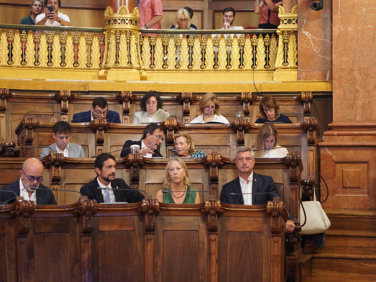 Junts_BCN's tweet photo. ✨ Els regidors de Junts per #Barcelona al #PleBCN del mes de setembre.
‼️ Volem reprovar l’alcalde Collboni per deixar abandonat el veïnat de Sant Antoni i demanarem més transparència sobre els eixos verds. https://t.co/sntMBwdfQw