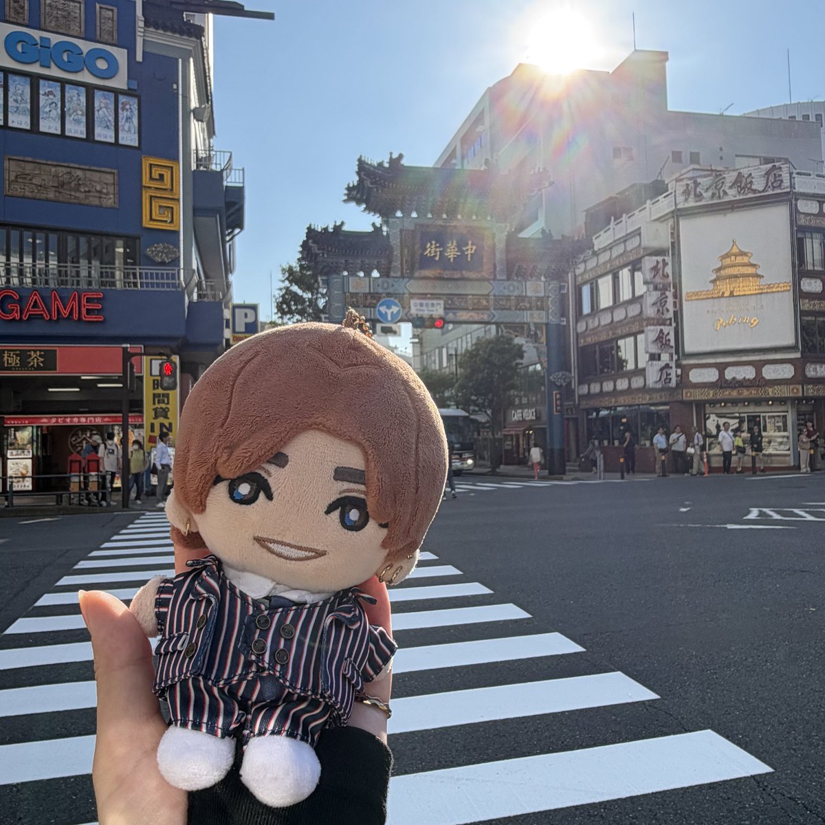 jr___6s's tweet photo. 完全に自己責任ですが…悪足掻き、失礼します🙇🏻‍♀️
9/24に横浜中華街でじゅりぬいを紛失してしまいました。ここで写真を撮った後、西遊記周辺でいないことに気づきました。何往復しても見つからず警察に遺失届もしておりますが、もし万が一見かけられたらお声がけお願いします。軟骨☆ピアスが特徴です。 https://t.co/Gq1dFWhyNH