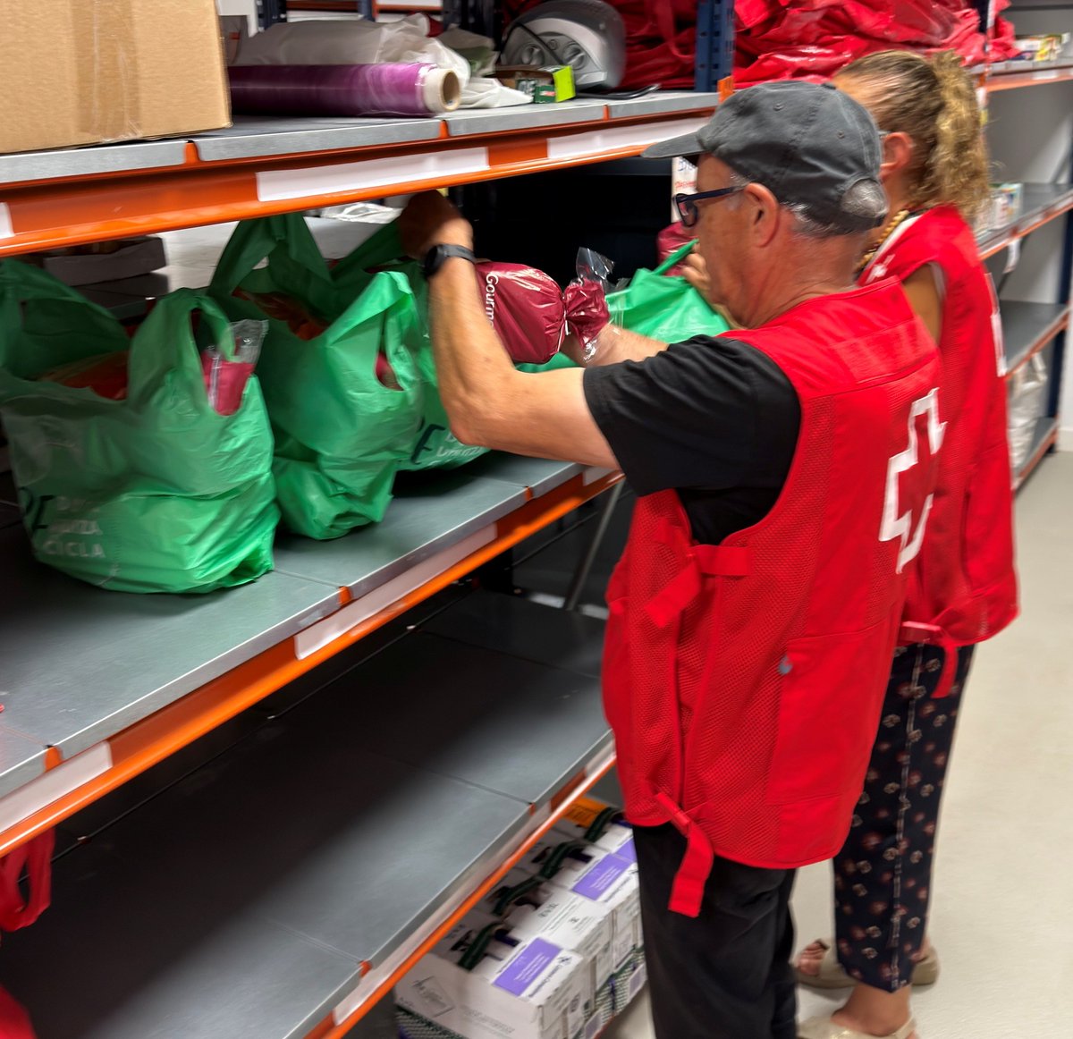 CreuRojaStCugat's tweet photo. També pots participar en el projecte del Centre de Distribució d’Alimentació Humanitari, de
@CreuRojaStCugat, portant aliments a persones amb mobilitat reduïda. Vols formar part del nostre CDAH? Hi ha moltes maneres d’implicar‑te.  Amb el suport @ajsantcugat https://t.co/srb5EYoYYJ
