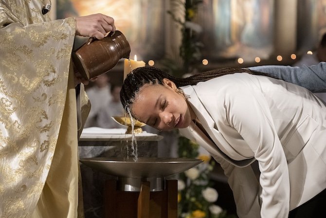 CerfiaFR's tweet photo. 🇫🇷✝️ FLASH | Les baptêmes d'adolescents et d'adultes connaissent une FORTE HAUSSE en France.

À Pâques 2026, 13 234 adultes ont été baptisés dans l’Église catholique, soit une hausse de 28 % en un an. Leur nombre a plus que triplé en dix ans, contre un peu plus de 4 100 en 2016.

Au total, près de 21 400 adolescents et adultes ont été baptisés cette année.