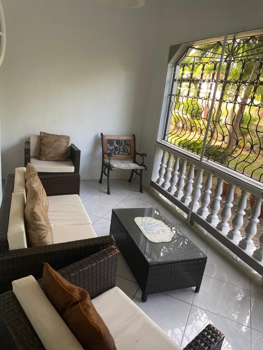 detailedGaa's tweet photo. The Veranda

Why did we stop building verandas like this?

They weren’t wasted space

Shade. Airflow. Outdoor living. A quiet connection between the house and the garden

Sometimes the smartest part of a building is the space between inside and outside.

Africa Built Beautifully https://t.co/FUh3vLJHBE