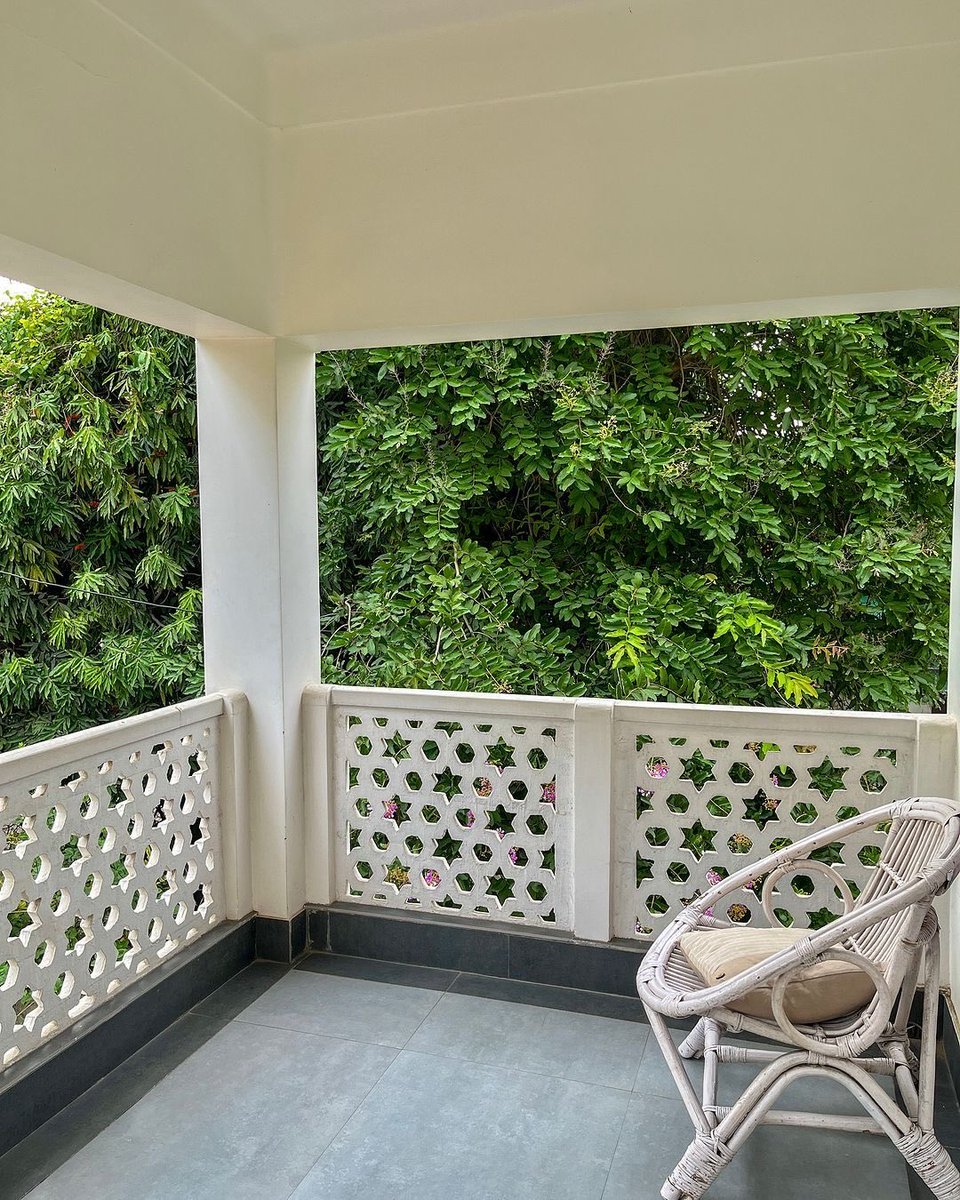 detailedGaa's tweet photo. The Veranda

Why did we stop building verandas like this?

They weren’t wasted space

Shade. Airflow. Outdoor living. A quiet connection between the house and the garden

Sometimes the smartest part of a building is the space between inside and outside.

Africa Built Beautifully https://t.co/FUh3vLJHBE