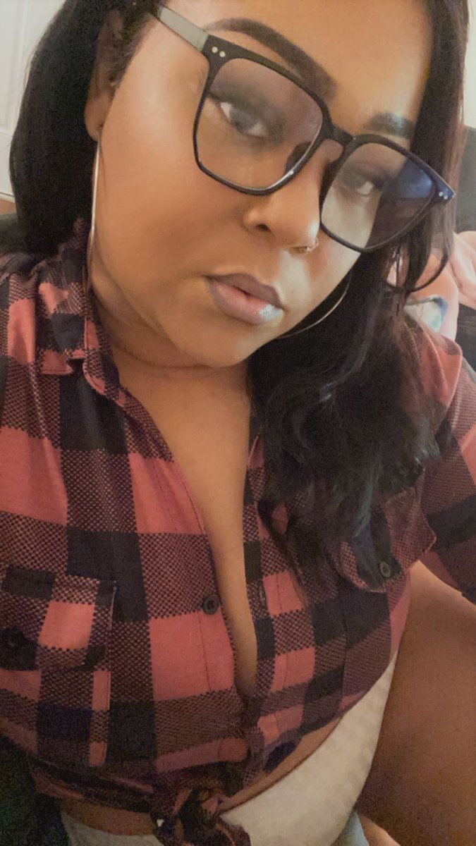 cocoacurves84's tweet photo. Glasses or no glasses? https://t.co/6pH5iTFtJM
