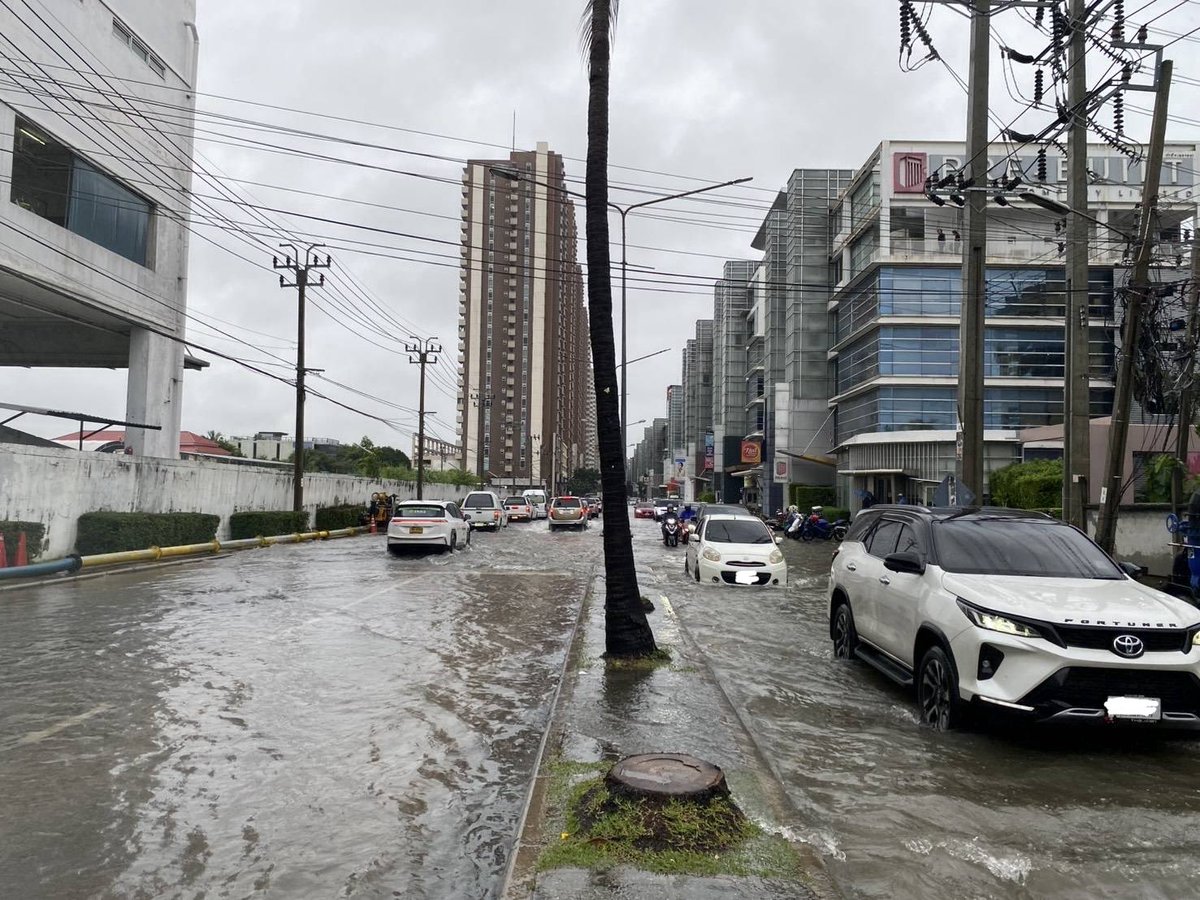 js100radio's tweet photo. RT@S_Wikijpaisarn 15:20 น. เมืองทองธานี ฝนตกต่อเนื่อง ถ.แจ้งวัฒนะ เข้า-ออก ถ.บอนด์สตรีท และ ถ.เลียบคลองประปา บางจุดมีน้ำรอระบาย รถเล็กสัญจรลำบาก

แนะนำเลี่ยงไปใช้ ทางด่วนเมืองทองธานี / ทางด่วนศรีสมานแทน https://t.co/ruXOvRzJgO