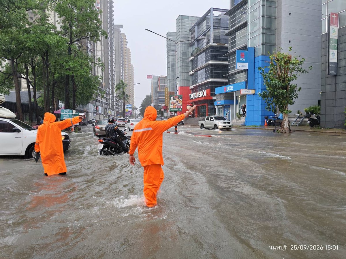 js100radio's tweet photo. RT@S_Wikijpaisarn 15:20 น. เมืองทองธานี ฝนตกต่อเนื่อง ถ.แจ้งวัฒนะ เข้า-ออก ถ.บอนด์สตรีท และ ถ.เลียบคลองประปา บางจุดมีน้ำรอระบาย รถเล็กสัญจรลำบาก

แนะนำเลี่ยงไปใช้ ทางด่วนเมืองทองธานี / ทางด่วนศรีสมานแทน https://t.co/ruXOvRzJgO