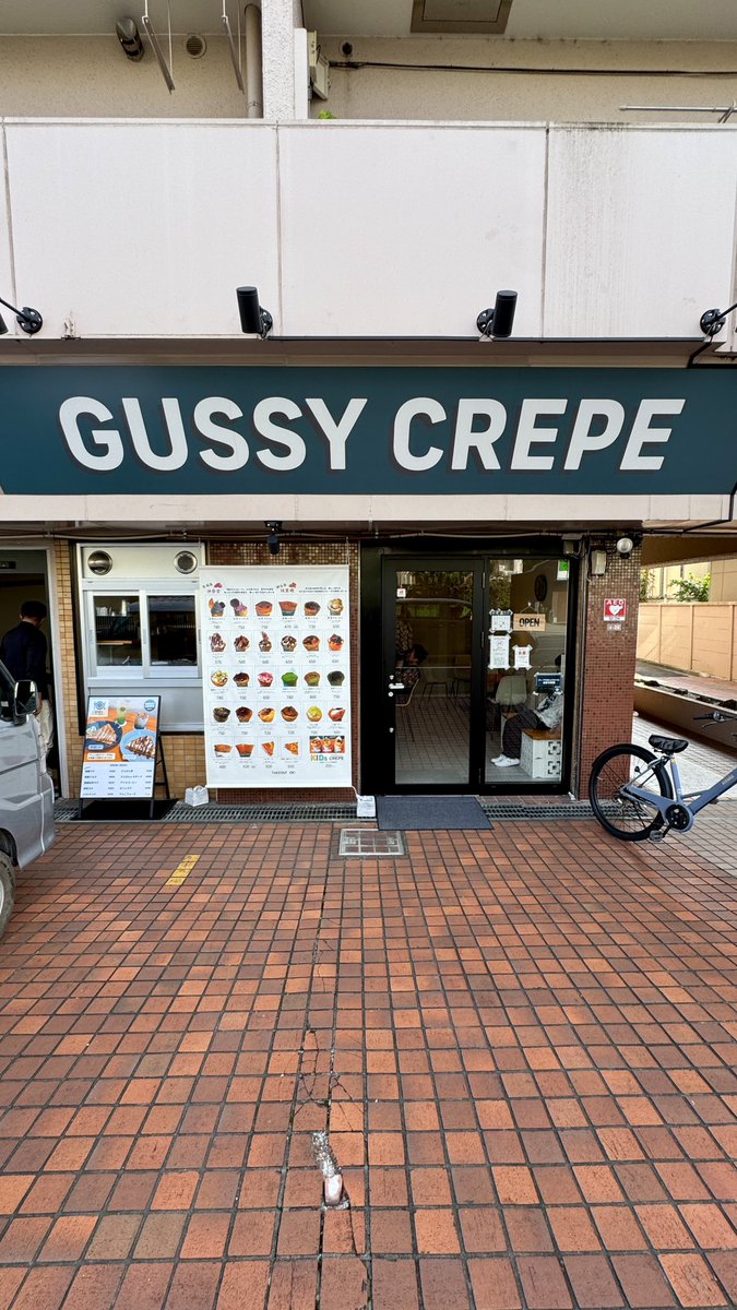 khakis_eida's tweet photo. 【GUSSY CREPE(グッシークレープ) 東京立川店】
・カウンターが3席、2人掛けのテーブル席が2卓 ＊写ってないけど後ろにある
・荷物置きが用意されてる

#gussycrepe #立川 #クレープ https://t.co/bNkcZMVJ8S