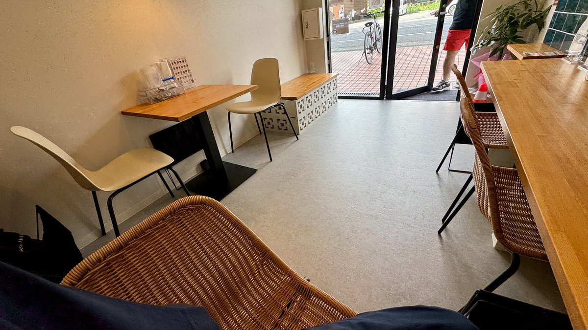 khakis_eida's tweet photo. 【GUSSY CREPE(グッシークレープ) 東京立川店】
・カウンターが3席、2人掛けのテーブル席が2卓 ＊写ってないけど後ろにある
・荷物置きが用意されてる

#gussycrepe #立川 #クレープ https://t.co/bNkcZMVJ8S
