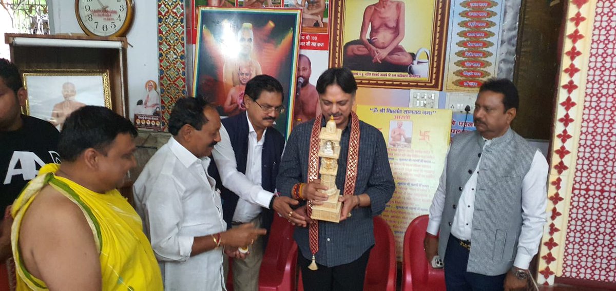 ShankarisBJP's tweet photo. आज आशियाना स्थित श्री जैन मंदिर में पावन दसलक्षण महापर्व के पावन अवसर पर लोकप्रिय विधायक माननीय डॉ. @RajeshwarS73  जी के साथ सम्मिलित होने का सौभाग्य प्राप्त हुआ।

परम पूज्य संत शिरोमणि श्री 108 विहसंत सागर जी महाराज के मुखारविंद से आत्मशुद्धि, क्षमा और संयम पर ओजस्वी प्रवचन श्रवण कर मन अभिभूत हो गया।

दसलक्षण पर्व हमें क्षमा, मार्दव, आर्जव, सत्य, शौच, संयम, तप, त्याग, आकिंचन और ब्रह्मचर्य के दश धर्मों को जीवन में धारण करने की प्रेरणा देता है। यह आत्मचिंतन और आत्मकल्याण का अनुपम पर्व है।

समस्त जैन समाज को दसलक्षण पर्व की हार्दिक शुभकामनाएं।