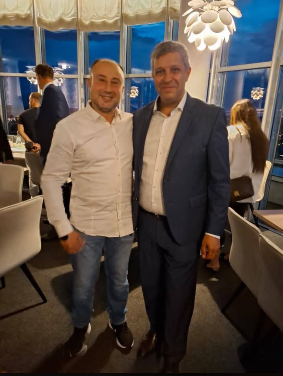 JanSchipmann's tweet photo. Hey @spdberlin, kurze Frage. Was macht denn euer langjähriger Fraktionsvorsitzender Raed Saleh hier mit dem PFLP-Dude Hassan Razzouk?
Der Verfassungsschutz hat übrigens davor gewarnt, dass neben der Linken auch die SPD anfällig ist für die Unterwanderung durch Islamisten. https://t.co/kScgRRkoin