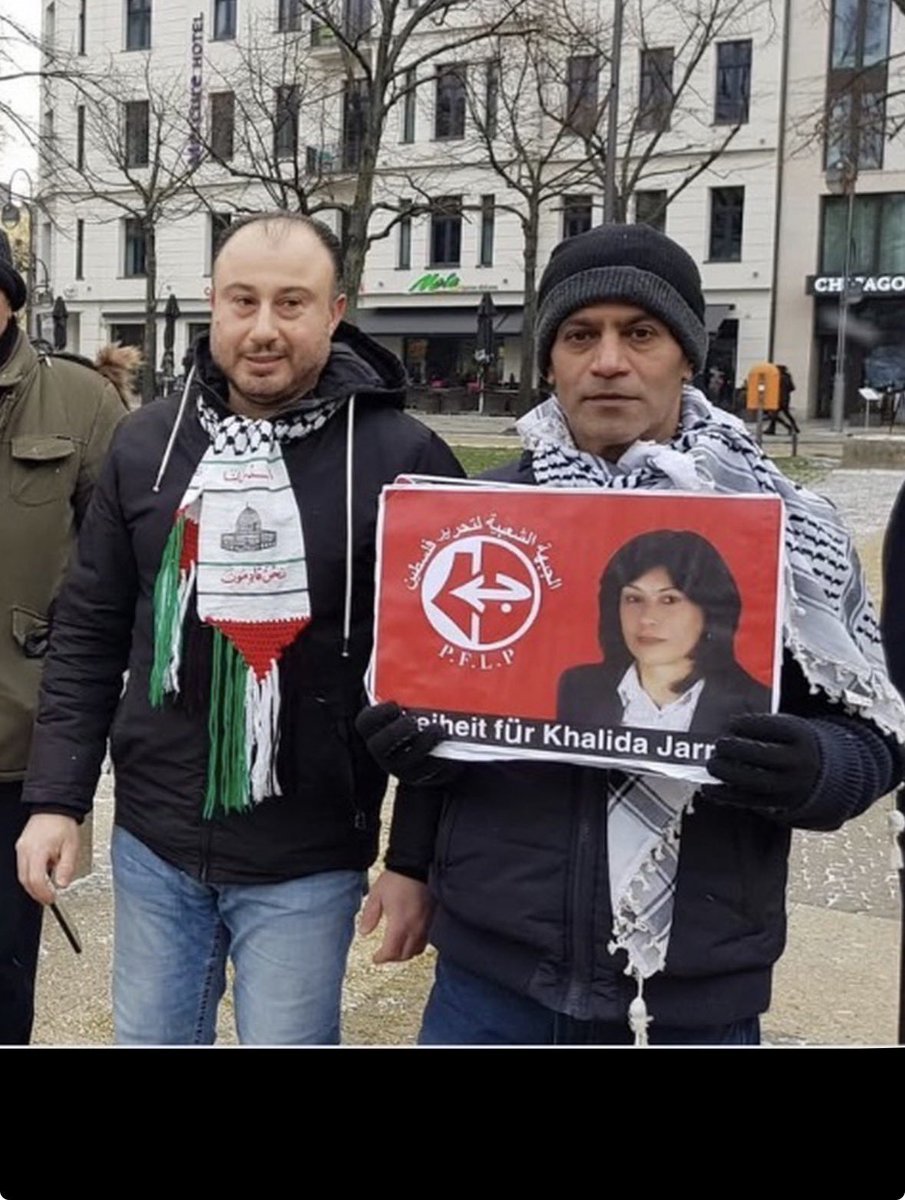 JanSchipmann's tweet photo. Hey @spdberlin, kurze Frage. Was macht denn euer langjähriger Fraktionsvorsitzender Raed Saleh hier mit dem PFLP-Dude Hassan Razzouk?
Der Verfassungsschutz hat übrigens davor gewarnt, dass neben der Linken auch die SPD anfällig ist für die Unterwanderung durch Islamisten. https://t.co/kScgRRkoin