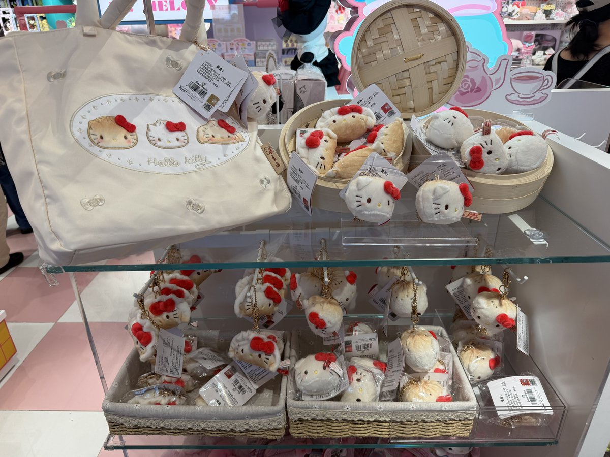 hiroka_pi's tweet photo. 上海限定の餃子キティついにゲット🥟思ってたより小さくてかわいい❤️🇨🇳浦東空港サンリオゲート SANRIO GATEにて購入✔️1人1点までの制限あり https://t.co/RD3H71vMRn