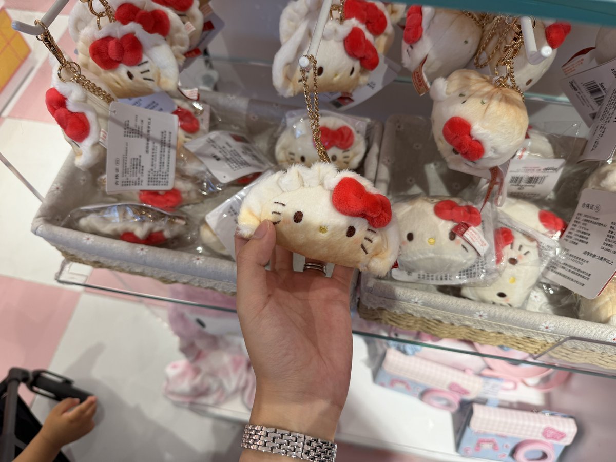 hiroka_pi's tweet photo. 上海限定の餃子キティついにゲット🥟思ってたより小さくてかわいい❤️🇨🇳浦東空港サンリオゲート SANRIO GATEにて購入✔️1人1点までの制限あり https://t.co/RD3H71vMRn