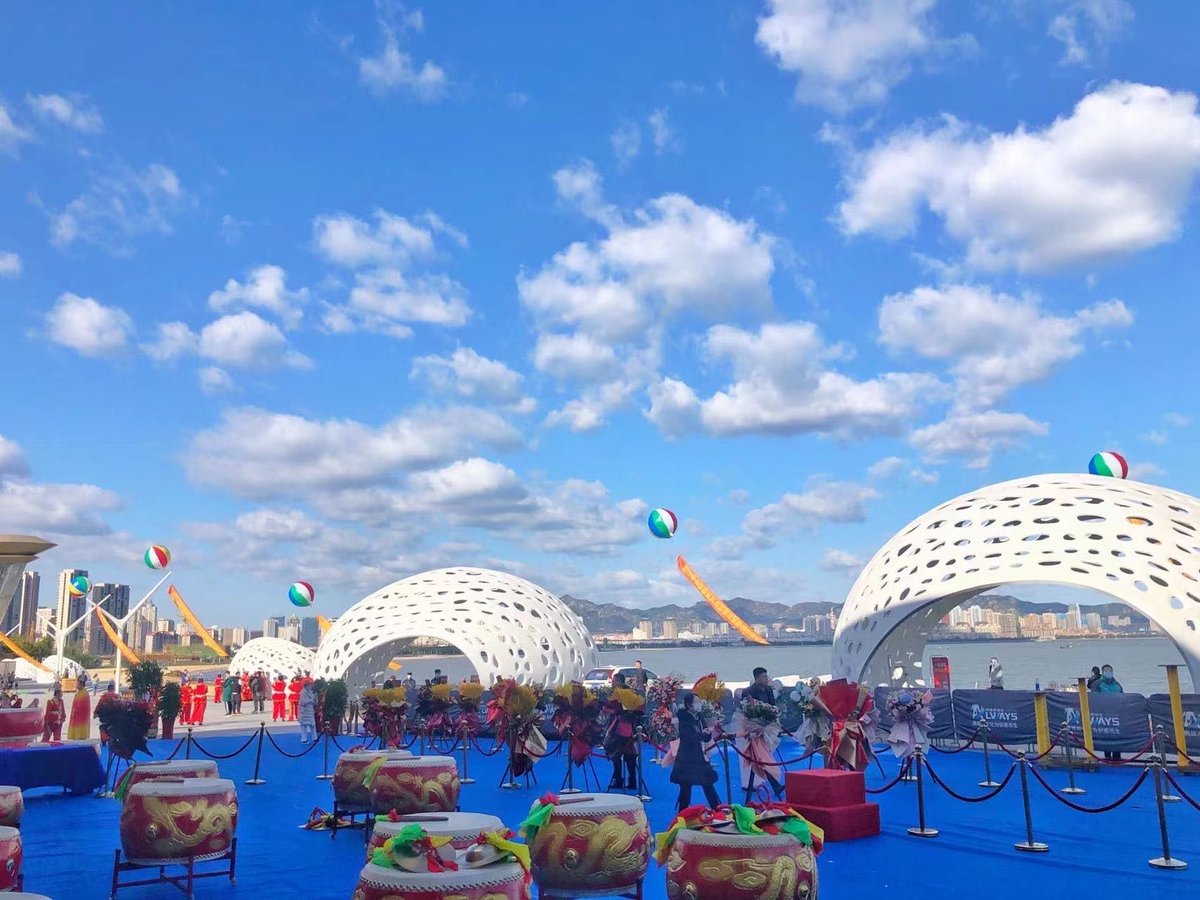 bluel558991's tweet photo. [布纳渤鼓] brings cozy beats and vibrant vibes to the small town square, making every weekend feel like a warm celebration. https://t.co/qnsC5hNSXt
