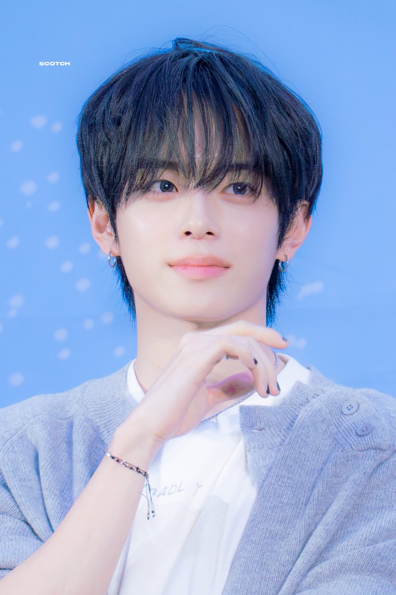 scotchpic's tweet photo. 260924 신촌 버스킹

#강민 #유강민 #KANGMIN  
#베리베리 #VERIVERY https://t.co/6POYws0uhL