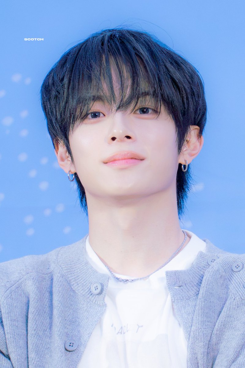 scotchpic's tweet photo. 260924 신촌 버스킹

#강민 #유강민 #KANGMIN  
#베리베리 #VERIVERY https://t.co/6POYws0uhL