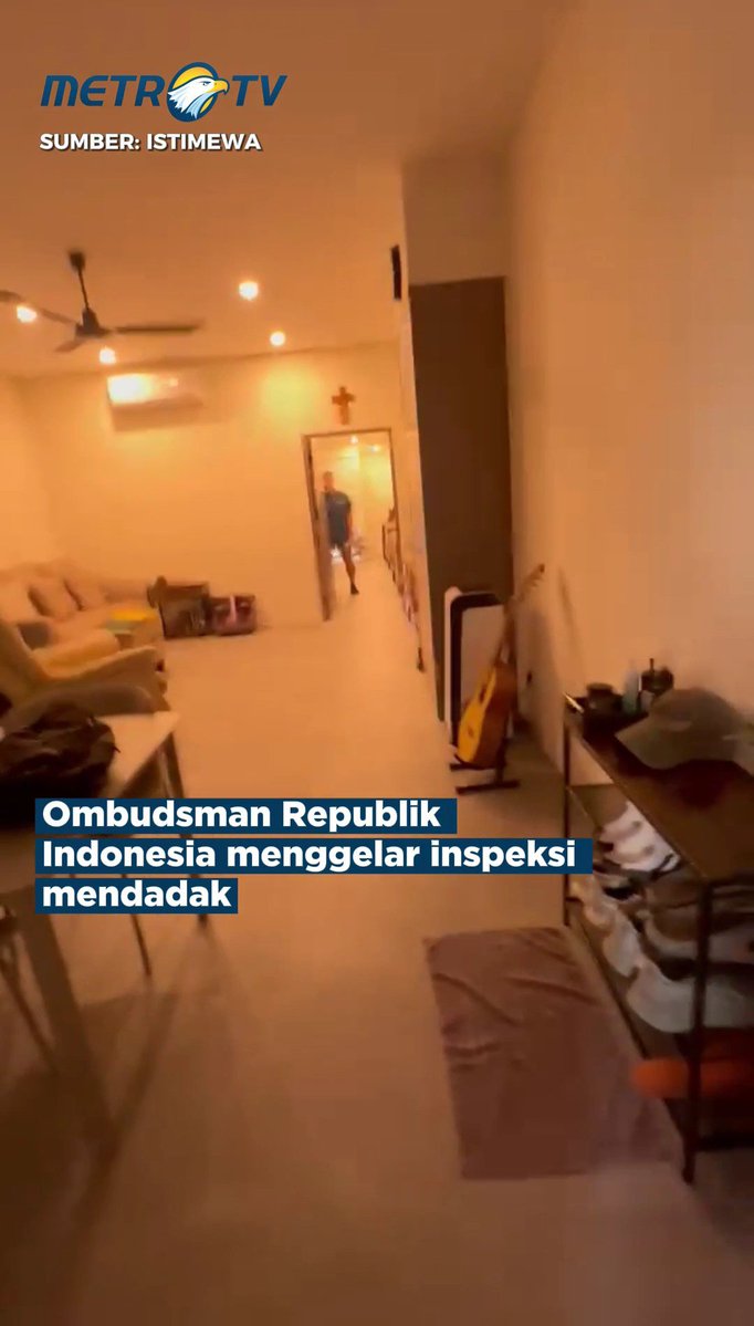 BarCk_14's tweet photo. @Metro_TV Harusnya dia jelasin siapa nih orang sampai lari dan tutup pintu kkwkwkw🤣🤣🤣 https://t.co/VInMJru7t8