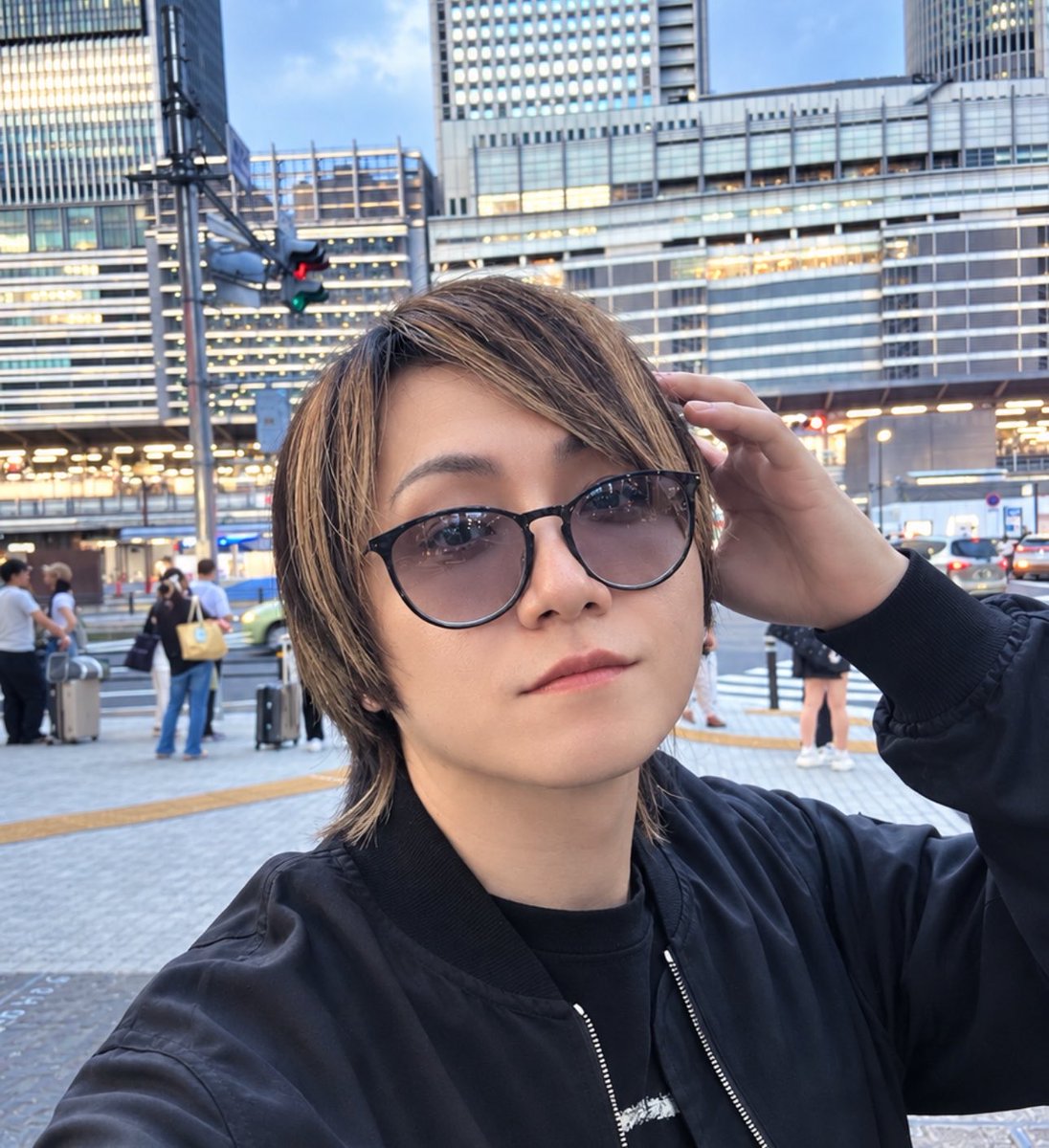 Aizchann's tweet photo. チェキ撮影なう、周りの人に見られて恥ずかしい！！

ここでゴーグールは勇気いるなぁ〜w

これはゴーグールした瞬間に職質される説あるからねぇ〜（笑） https://t.co/dMfdLjuzcx