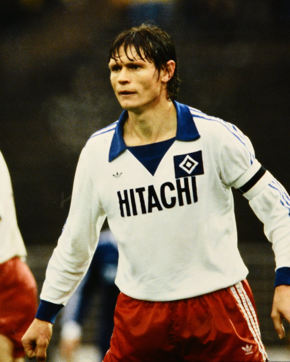 HSV's tweet photo. Wir trauern um Peter „Eiche“ Nogly. Unser langjähriger Kapitän und Meisterspieler von 1979 ist im Alter von 79 Jahren verstorben.

Sagenhafte 414 Pflichtspiele. 122-mal als Kapitän für die Raute. 52 Pflichtspiel-Tore. Der Abwehrchef prägte einer der erfolgreichsten Epochen unserer Clubgeschichte. Ein absoluter Publikumsliebling und Teil der HSV-Jahrhundertelf. 

Unser tiefes Mitgefühl gilt seiner Familie. In unseren Herzen lebt die „Eiche“ weiter. Ruhe in Frieden, Peter. 🕊️️

Zum Nachruf ➡️ https://t.co/0Cw7DyDkqA

#nurderHSV