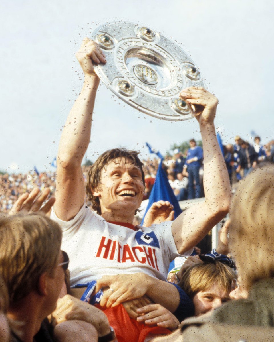 HSV's tweet photo. Wir trauern um Peter „Eiche“ Nogly. Unser langjähriger Kapitän und Meisterspieler von 1979 ist im Alter von 79 Jahren verstorben.

Sagenhafte 414 Pflichtspiele. 122-mal als Kapitän für die Raute. 52 Pflichtspiel-Tore. Der Abwehrchef prägte einer der erfolgreichsten Epochen unserer Clubgeschichte. Ein absoluter Publikumsliebling und Teil der HSV-Jahrhundertelf. 

Unser tiefes Mitgefühl gilt seiner Familie. In unseren Herzen lebt die „Eiche“ weiter. Ruhe in Frieden, Peter. 🕊️️

Zum Nachruf ➡️ https://t.co/0Cw7DyDkqA

#nurderHSV
