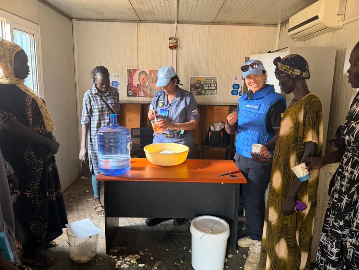unmissmedia's tweet photo. As women continue to suffer from conflict in #SouthSudan 🇸🇸, #UNPOL officers serving with #UNMISS are helping them build resilience through skills training as well as amplifying women’s voices in peacebuilding as the country transitions to its first elections.
#A4P #InvestInPeace https://t.co/fq1Q3kB6LI