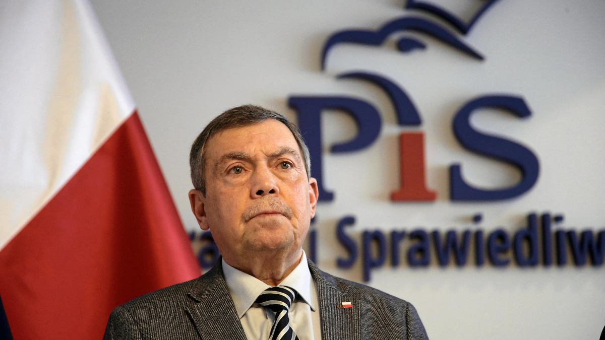 SmiechemGo's tweet photo. Święczkowski, Piotrowicz i Sochański nie walczą o żadną niezawisłość, praworządność czy zasady – oni walczą o potężny, dożywotni strumień gotówki z państwowej kasy, który za chwilę może zakręcić sąd dyscyplinarny. 
Bój idzie o miliony złotych w stanie spoczynku, luksusowe odprawy i święty spokój przed komornikiem, bo z czysto finansowego punktu widzenia widmo więziennej celi jest dla nich niczym w porównaniu z wizją nieodwołalnego bankructwa.
​
Gdy opadną kurtyny podniosłych frazesów i ideologicznego ujadania, zostaje gola, bezczelna chciwość oraz paniczny strach przed życiem za zwykłą emeryturę z ZUS-u.
​
Dlaczego jednoczesny uderzeniowy wniosek to jedyna droga?
​
Dotychczasowy prywatny łańcuch dowodzenia w Trybunale opierał się na bezczelnym mechanizmie zastępstw i wzajemnego krycia:
​
Bogdan Święczkowski (pełniący obowiązki Prezesa TK) – obciążony zarzutami przekroczenia uprawnień i niedopełnienia obowiązków (art. 231 k.k.) w związku z nadzorowaniem inwigilacji systemem Pegasus oraz paraliżowaniem organów TK i blokowaniem wniosków immunitetowych (nemo iudex in causa sua).
​
Bartłomiej Sochański (Wiceprezes TK) – podejrzewany o poplecznictwo (art. 239 k.k.) i uchybienie godności urzędu poprzez tworzenie fikcyjnych procedur bloku immunitetowego i prowadzenie posiedzeń bez quorum lub z udziałem osób nieuprawnionych, by chronić Święczkowskiego.
​
Stanisław Piotrowicz (najstarszy wiekiem sędzia TK) – odpowiadający za orzekanie w sprawach podlegających bezwzględnemu wyłączeniu oraz ewidentne uchybienie godności urzędu sędziego (art. 24 ustawy o statusie sędziów TK).
​
Gdy wniosek dotyczył jednego, kierownictwo przechodziło na drugiego. 
Gdy wyłączono drugiego, sprawę przejmował najstarszy wiekiem. 
Objęcie ich procedurą dyscyplinarną w tym samym czasie całkowicie przecina ten układ domina.
​
Zgodnie z Kodeksem postępowania karnego (stosowanym posiłkowo) oraz Regulaminem TK, przy jednoczesnym wyłączeniu Prezesa, Wiceprezesa i najstarszego wiekiem sędziego, prawo do wykonywania czynności prezydialnych i zwołania Zgromadzenia Ogólnego przechodzi na kolejnego najstarszego wiekiem sędziego, który nie jest objęty postępowaniem dyscyplinarnym. 
W ten sposób inicjatywa wraca w ręce sędziów nieobciążonych zarzutami.
​
Młot na majątki – czego najbardziej się boją?

​Orzeczenie kary wydalenia ze służby sędziowskiej przez Sąd Dyscyplinarny powoduje całkowitą i nieodwołalną katastrofę finansową:
​
Utrata prawa do stanu spoczynku: Bezpowrotnie przepada dożywotnie uposażenie sięgające kilkudziesięciu tysięcy złotych miesięcznie.
​
Zakaz wykonywania zawodów prawniczych: 
Brak możliwości powrotu do prokuratury, adwokatury czy pracy naukowej na państwowych etatach.
​
Bezsilność aktu łaski: 
Prezydenckie prawo łaski (art. 139 Konstytucji RP) obejmuje wyłącznie kary w postępowaniu karnym. Karol Nawrocki (ani żaden inny prezydent) nie ma prawnych możliwości unieważnienia wyroku sądu dyscyplinarnego, przywrócenia do stanu spoczynku czy zablokowania komornika ściągającego należności na rzecz Skarbu Państwa.
​
Rozliczenie tej trójki w jednym, spójnym postępowaniu dyscyplinarnym to nie tylko kwestia przywrócenia powagi konstytucyjnemu organowi państwa – to przede wszystkim zatrzymanie bezkarnego drenowania kieszeni polskich podatników przez ludzi, którzy z łamania prawa zrobili sobie pomysł na dożywotni biznes.

​Autor: Redaktor AtuśMi®

​Bibliografia i źródła informacji:
​Ustawa z dnia 30 listopada 2016 r. o statusie sędziów Trybunału Konstytucyjnego (Dz.U. 2018 poz. 1422 t.j., art. 24–32 – zasady odpowiedzialności dyscyplinarnej, kary oraz skutki wydalenia ze służby).
​Ustawa z dnia 2 kwietnia 1997 r. – Konstytucja Rzeczypospolitej Polskiej (Dz.U. 1997 nr 78 poz. 483, art. 139 – granice prezydenckiego prawa łaski oraz art. 195 – zasada niezawisłości sędziowskiej).
​Ustawa z dnia 6 czerwca 1997 r. – Kodeks karny (Dz.U. 2024 poz. 17, art. 231 k.k. – przekroczenie uprawnień oraz art. 239 k.k. – poplecznictwo).
​Ustawa z dnia 6 czerwca 1997 r. – Kodeks postępowania karnego (Dz.U. 2024 poz. 37, art. 40–42 – wyłączenie sędziego i organu z mocy prawa).