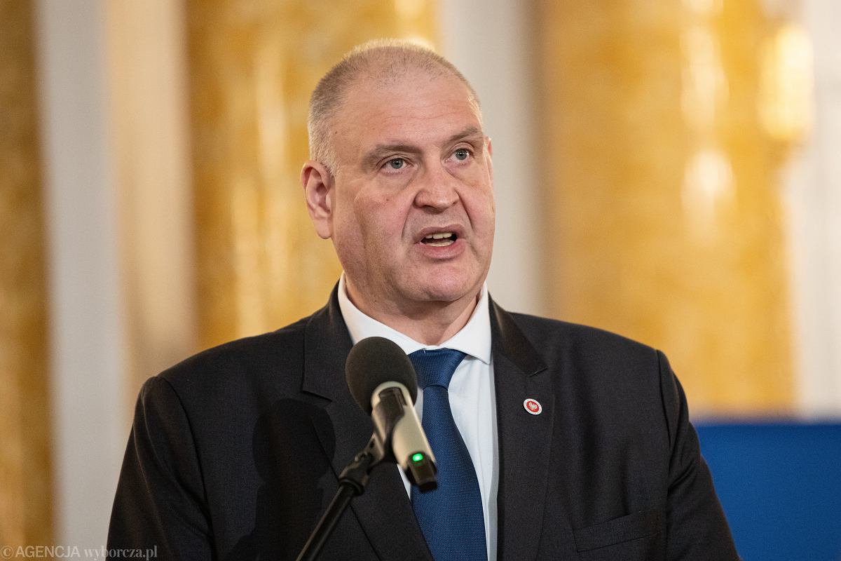 SmiechemGo's tweet photo. Święczkowski, Piotrowicz i Sochański nie walczą o żadną niezawisłość, praworządność czy zasady – oni walczą o potężny, dożywotni strumień gotówki z państwowej kasy, który za chwilę może zakręcić sąd dyscyplinarny. 
Bój idzie o miliony złotych w stanie spoczynku, luksusowe odprawy i święty spokój przed komornikiem, bo z czysto finansowego punktu widzenia widmo więziennej celi jest dla nich niczym w porównaniu z wizją nieodwołalnego bankructwa.
​
Gdy opadną kurtyny podniosłych frazesów i ideologicznego ujadania, zostaje gola, bezczelna chciwość oraz paniczny strach przed życiem za zwykłą emeryturę z ZUS-u.
​
Dlaczego jednoczesny uderzeniowy wniosek to jedyna droga?
​
Dotychczasowy prywatny łańcuch dowodzenia w Trybunale opierał się na bezczelnym mechanizmie zastępstw i wzajemnego krycia:
​
Bogdan Święczkowski (pełniący obowiązki Prezesa TK) – obciążony zarzutami przekroczenia uprawnień i niedopełnienia obowiązków (art. 231 k.k.) w związku z nadzorowaniem inwigilacji systemem Pegasus oraz paraliżowaniem organów TK i blokowaniem wniosków immunitetowych (nemo iudex in causa sua).
​
Bartłomiej Sochański (Wiceprezes TK) – podejrzewany o poplecznictwo (art. 239 k.k.) i uchybienie godności urzędu poprzez tworzenie fikcyjnych procedur bloku immunitetowego i prowadzenie posiedzeń bez quorum lub z udziałem osób nieuprawnionych, by chronić Święczkowskiego.
​
Stanisław Piotrowicz (najstarszy wiekiem sędzia TK) – odpowiadający za orzekanie w sprawach podlegających bezwzględnemu wyłączeniu oraz ewidentne uchybienie godności urzędu sędziego (art. 24 ustawy o statusie sędziów TK).
​
Gdy wniosek dotyczył jednego, kierownictwo przechodziło na drugiego. 
Gdy wyłączono drugiego, sprawę przejmował najstarszy wiekiem. 
Objęcie ich procedurą dyscyplinarną w tym samym czasie całkowicie przecina ten układ domina.
​
Zgodnie z Kodeksem postępowania karnego (stosowanym posiłkowo) oraz Regulaminem TK, przy jednoczesnym wyłączeniu Prezesa, Wiceprezesa i najstarszego wiekiem sędziego, prawo do wykonywania czynności prezydialnych i zwołania Zgromadzenia Ogólnego przechodzi na kolejnego najstarszego wiekiem sędziego, który nie jest objęty postępowaniem dyscyplinarnym. 
W ten sposób inicjatywa wraca w ręce sędziów nieobciążonych zarzutami.
​
Młot na majątki – czego najbardziej się boją?

​Orzeczenie kary wydalenia ze służby sędziowskiej przez Sąd Dyscyplinarny powoduje całkowitą i nieodwołalną katastrofę finansową:
​
Utrata prawa do stanu spoczynku: Bezpowrotnie przepada dożywotnie uposażenie sięgające kilkudziesięciu tysięcy złotych miesięcznie.
​
Zakaz wykonywania zawodów prawniczych: 
Brak możliwości powrotu do prokuratury, adwokatury czy pracy naukowej na państwowych etatach.
​
Bezsilność aktu łaski: 
Prezydenckie prawo łaski (art. 139 Konstytucji RP) obejmuje wyłącznie kary w postępowaniu karnym. Karol Nawrocki (ani żaden inny prezydent) nie ma prawnych możliwości unieważnienia wyroku sądu dyscyplinarnego, przywrócenia do stanu spoczynku czy zablokowania komornika ściągającego należności na rzecz Skarbu Państwa.
​
Rozliczenie tej trójki w jednym, spójnym postępowaniu dyscyplinarnym to nie tylko kwestia przywrócenia powagi konstytucyjnemu organowi państwa – to przede wszystkim zatrzymanie bezkarnego drenowania kieszeni polskich podatników przez ludzi, którzy z łamania prawa zrobili sobie pomysł na dożywotni biznes.

​Autor: Redaktor AtuśMi®

​Bibliografia i źródła informacji:
​Ustawa z dnia 30 listopada 2016 r. o statusie sędziów Trybunału Konstytucyjnego (Dz.U. 2018 poz. 1422 t.j., art. 24–32 – zasady odpowiedzialności dyscyplinarnej, kary oraz skutki wydalenia ze służby).
​Ustawa z dnia 2 kwietnia 1997 r. – Konstytucja Rzeczypospolitej Polskiej (Dz.U. 1997 nr 78 poz. 483, art. 139 – granice prezydenckiego prawa łaski oraz art. 195 – zasada niezawisłości sędziowskiej).
​Ustawa z dnia 6 czerwca 1997 r. – Kodeks karny (Dz.U. 2024 poz. 17, art. 231 k.k. – przekroczenie uprawnień oraz art. 239 k.k. – poplecznictwo).
​Ustawa z dnia 6 czerwca 1997 r. – Kodeks postępowania karnego (Dz.U. 2024 poz. 37, art. 40–42 – wyłączenie sędziego i organu z mocy prawa).