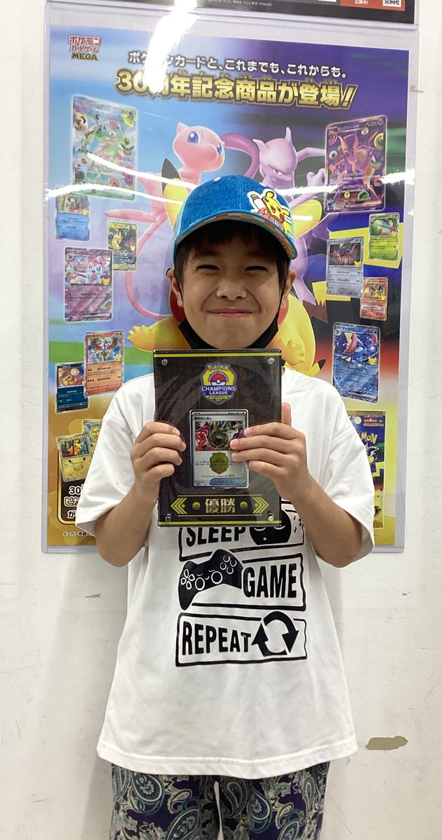 hbsthonatsugi's tweet photo. 【#ポケカ】 
先日行われたチャンピオンズリーグ2027横浜のジュニアリーグにて優勝したTAISEIくんが遊びに来てくれました！

なんと優勝記念の盾を当店にて飾らせていただけましたのでローケースに展示しております！！

TAISEIくん改めて優勝おめでとう！！！ https://t.co/JID3cgoC2A