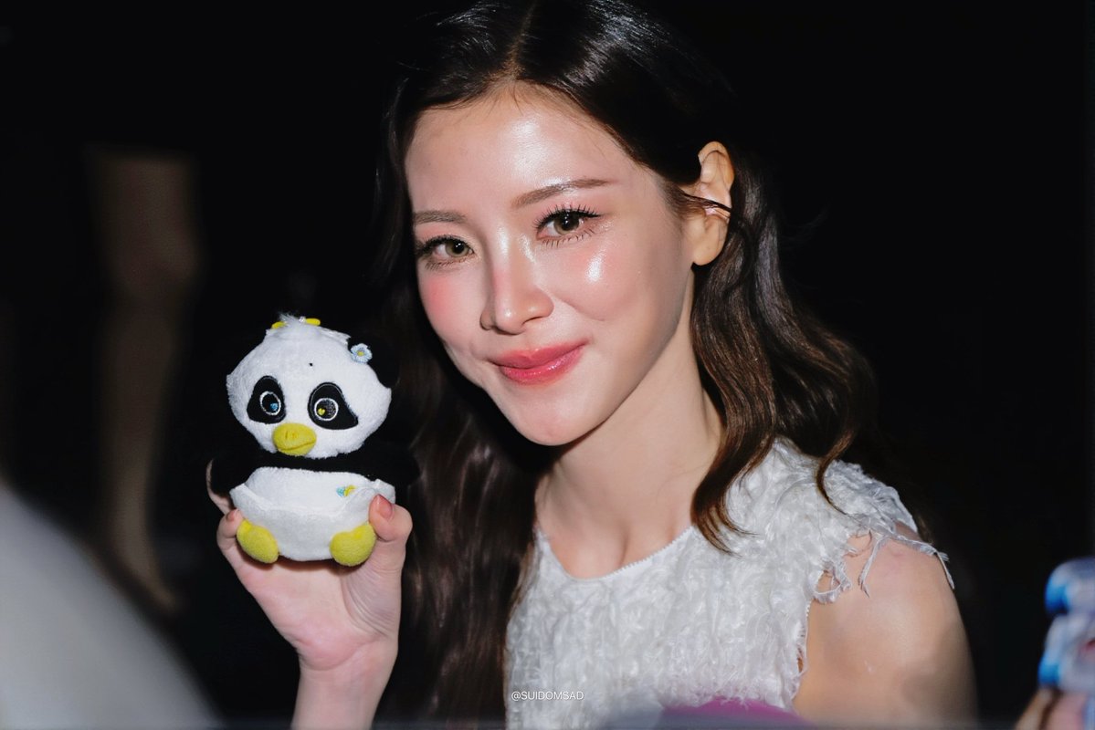 desdymp's tweet photo. ลูน่าก็ได้ไปแฟชั่นวีคที่มิลาน 55555555 https://t.co/b1eBvXLRzQ