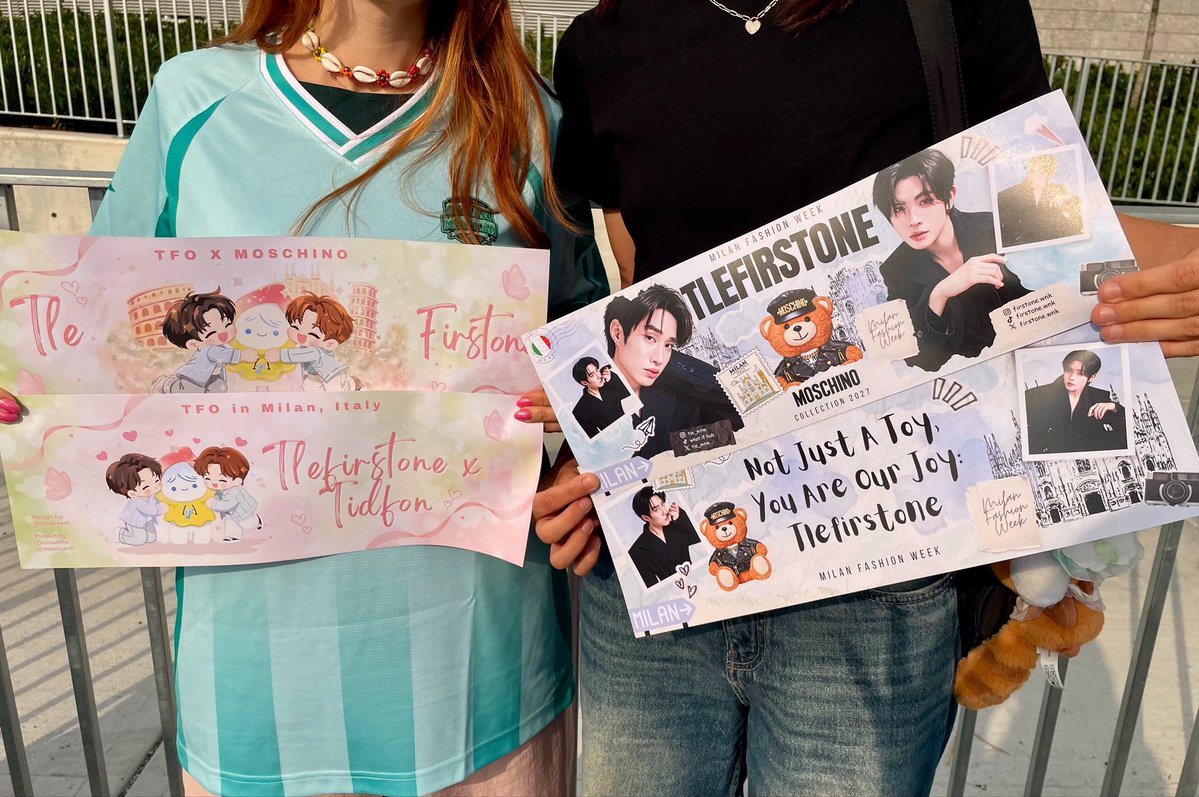 moonxest's tweet photo. preview of the hand held banners, we will distributing them soon 💚🩷

@Moschino
@TLE_mtm @firstone_wnk

#TLE_mtm #Firstone 
#MOSCHINO #TleFirstone
#MilanFashionWeek #MFW https://t.co/Gl3FY7WCKb