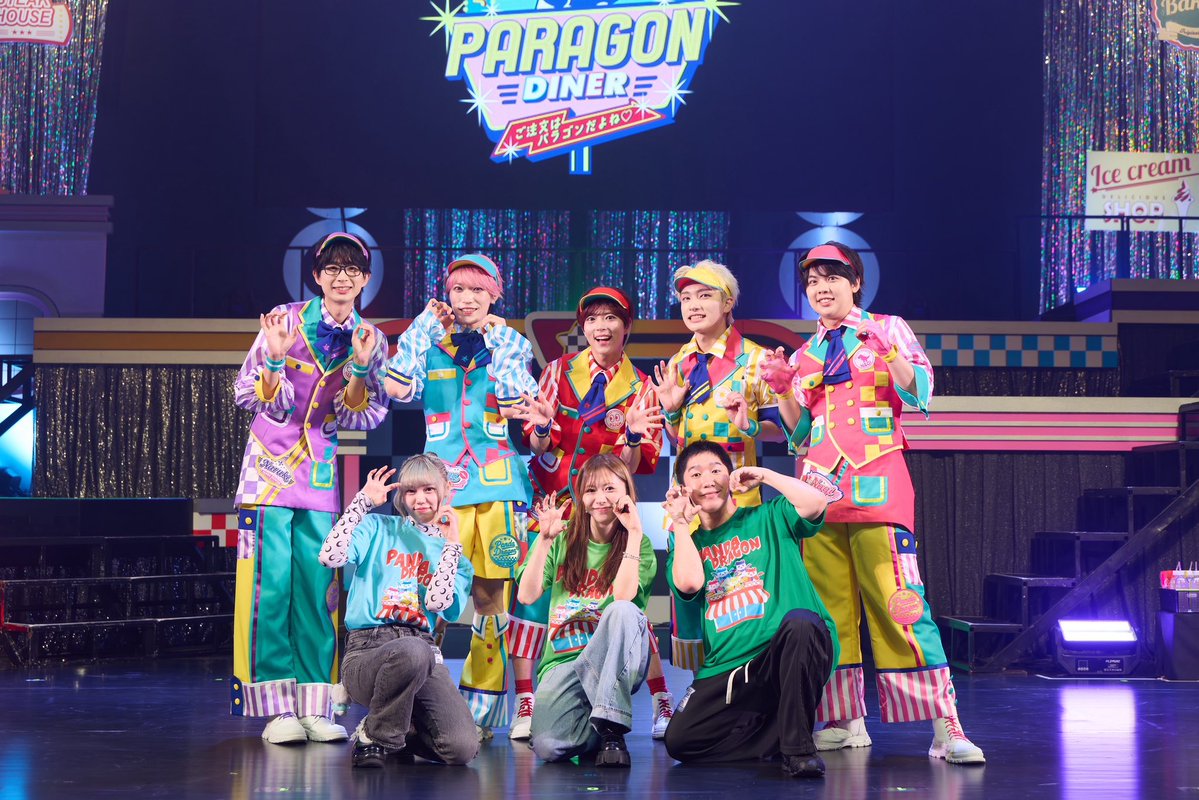 sacomakita's tweet photo. パンダドラゴン
SUMMER TOUR 2026
PARAGON DINER
〜ご注文はパラゴンだよね♡〜

総合演出&ステージングを担当させて頂きました！

まずダイナーコンセプトがパラゴンにぴったりすぎて、やりたいことがありすぎて盛り盛りになってしまいました(いつも)
セットも超可愛かったですよね、、♡

今回のツアーはパンダドラゴンのポテンシャルを見せたくて、かわいいもかっこいいも笑いもキュン♡も全部表現できるセットリストにしました！ツアー通して持ち曲ほとんどやったんじゃないかな、、笑
パラリーヒルズ学園に通う別人格も誕生しました、、、

リハが始まった頃はみんなローラースケートでコケまくっててどうしようかと思いましたが笑笑笑、どの公演も全力でベストを更新し続けるメンバーを見て、やっぱり最高のチームだなと何度も思わされました！

メンバー、スタッフの皆様、映像や脚本や音楽で協力してくださった皆様、チームサココアシスタント、そしてヴィーナス・ゼウスの皆様、本当にありがとうございました！
最高の夏！！！！！

またのご来店お待ちしております🍟🍦📣🍹📕

#パラゴンダイナー
