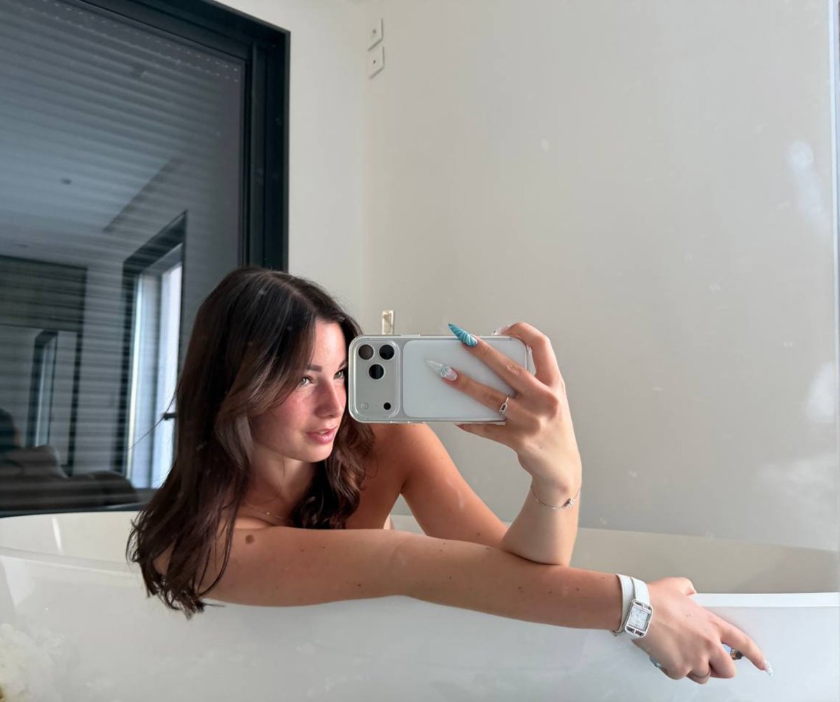 thaliabisou's tweet photo. qui veux prendre un bain avec moi? https://t.co/5Udl2zfBya