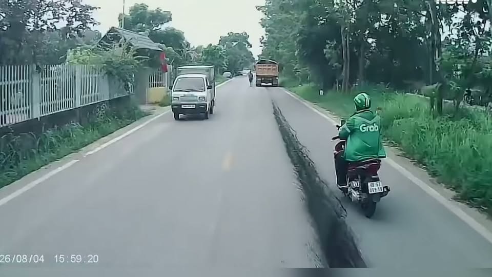 OhxSoKiissable7's tweet photo. Cư dân mạng đang bàn tán về sự việc tài xế xe ben đổ dầu lên đường, khiến tài xế Grab bị trượt bánh và gặp tai nạn. Điểm đáng chú ý không phải ở vụ va chạm, mà là thái độ của người lái xe ben. https://t.co/ubPkhUgn9q