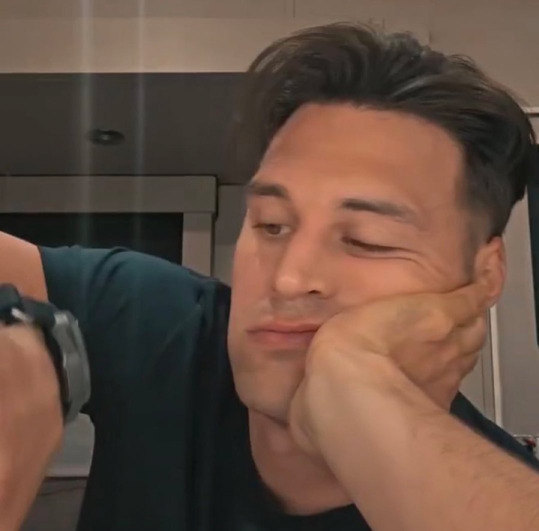 ZenonKarr's tweet photo. Me waiting for Buddie to happen 😭 https://t.co/5rZXVHaJiU