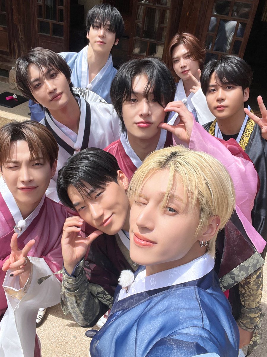 _linini_'s tweet photo. 그 어떤 명절 선물보다 기분 좋은 티즈 추석 자컨 보고 오니까 넘 행복하다 🧧🪭

진짜 따듯한 명절선물이야,,, 🤍 #한복티즈

매번 다양한 한복 입어주는 멤버들도 귀엽고
우영이 삼각대 구도는 언제봐도 안정감 느껴져 ^____^ https://t.co/0u94M8L8Ij