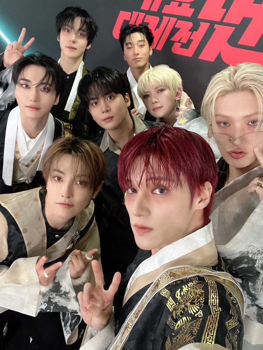 _linini_'s tweet photo. 그 어떤 명절 선물보다 기분 좋은 티즈 추석 자컨 보고 오니까 넘 행복하다 🧧🪭

진짜 따듯한 명절선물이야,,, 🤍 #한복티즈

매번 다양한 한복 입어주는 멤버들도 귀엽고
우영이 삼각대 구도는 언제봐도 안정감 느껴져 ^____^ https://t.co/0u94M8L8Ij
