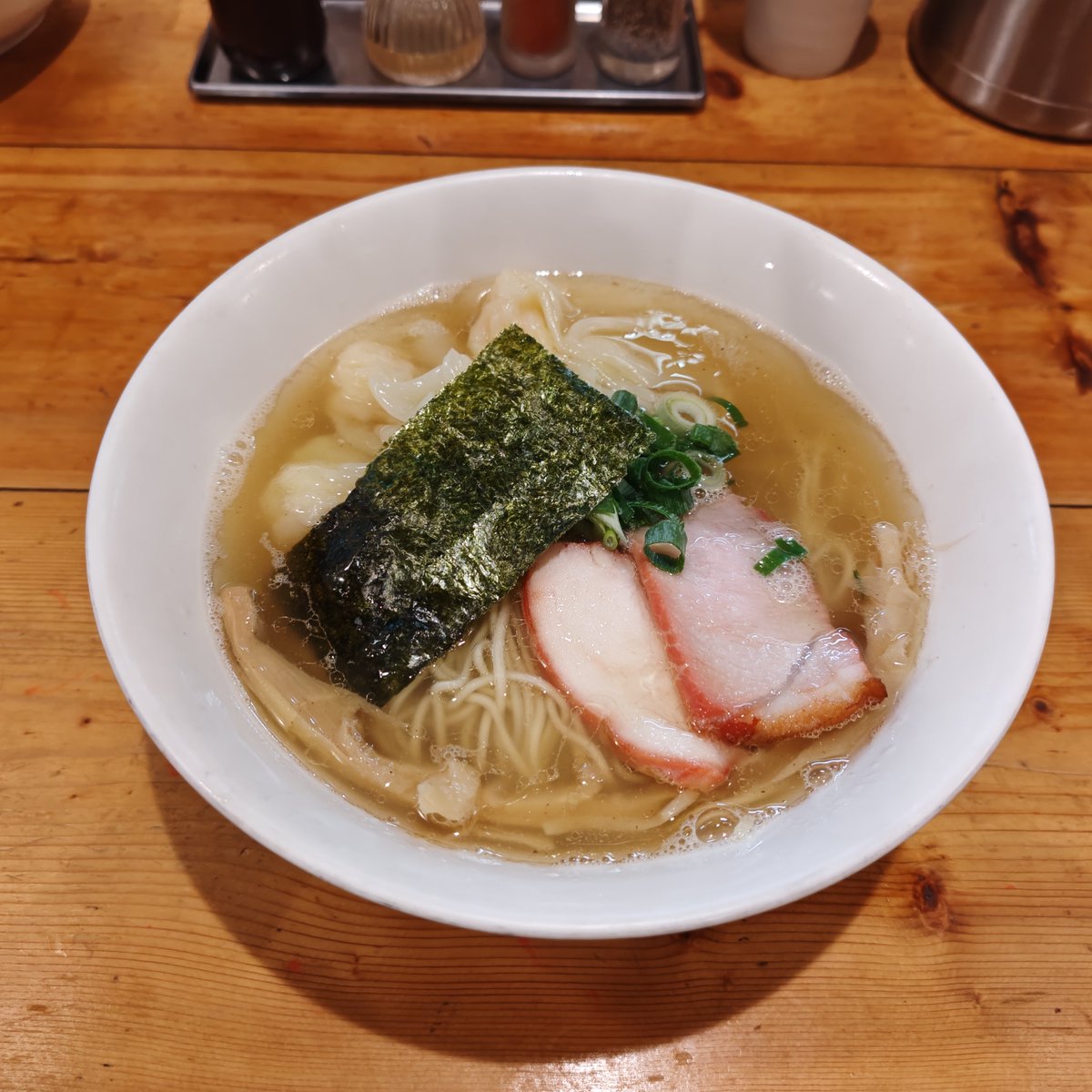 fu_hjm's tweet photo. やっと海老ワンタン麺にたどりつけた https://t.co/v3Zep7Ha4K