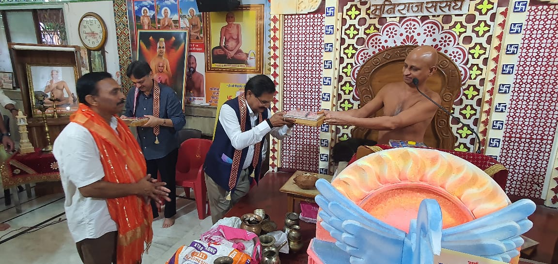 ShankarisBJP's tweet photo. आज आशियाना स्थित श्री जैन मंदिर में पावन दसलक्षण महापर्व के पावन अवसर पर लोकप्रिय विधायक माननीय डॉ. @RajeshwarS73  जी के साथ सम्मिलित होने का सौभाग्य प्राप्त हुआ।

परम पूज्य संत शिरोमणि श्री 108 विहसंत सागर जी महाराज के मुखारविंद से आत्मशुद्धि, क्षमा और संयम पर ओजस्वी प्रवचन श्रवण कर मन अभिभूत हो गया।

दसलक्षण पर्व हमें क्षमा, मार्दव, आर्जव, सत्य, शौच, संयम, तप, त्याग, आकिंचन और ब्रह्मचर्य के दश धर्मों को जीवन में धारण करने की प्रेरणा देता है। यह आत्मचिंतन और आत्मकल्याण का अनुपम पर्व है।

समस्त जैन समाज को दसलक्षण पर्व की हार्दिक शुभकामनाएं।