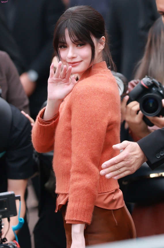 AboutMusicYT's tweet photo. Becky Armstrong attends the Tod's Fashion Show in Milan today. https://t.co/04PsdpYgHY