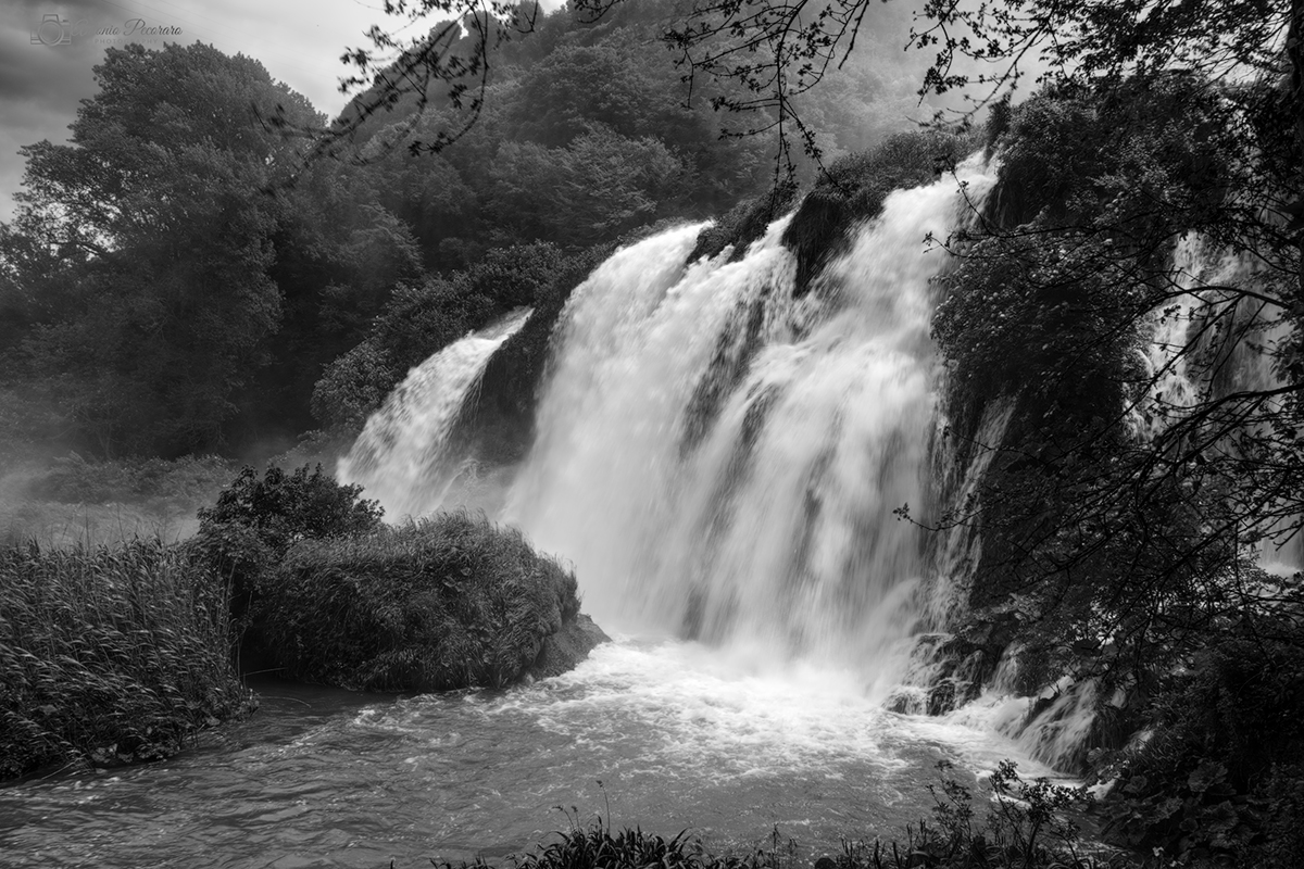 LaylaFutramtva's tweet photo. Antonio Photography: Marmore Falls, Umbria, Terni. Waterfalls, nature, landscapes, black and white, fine art, long exposure, flowing water, mist, wild forests, and Italy. https://t.co/cMqVsj9bQU